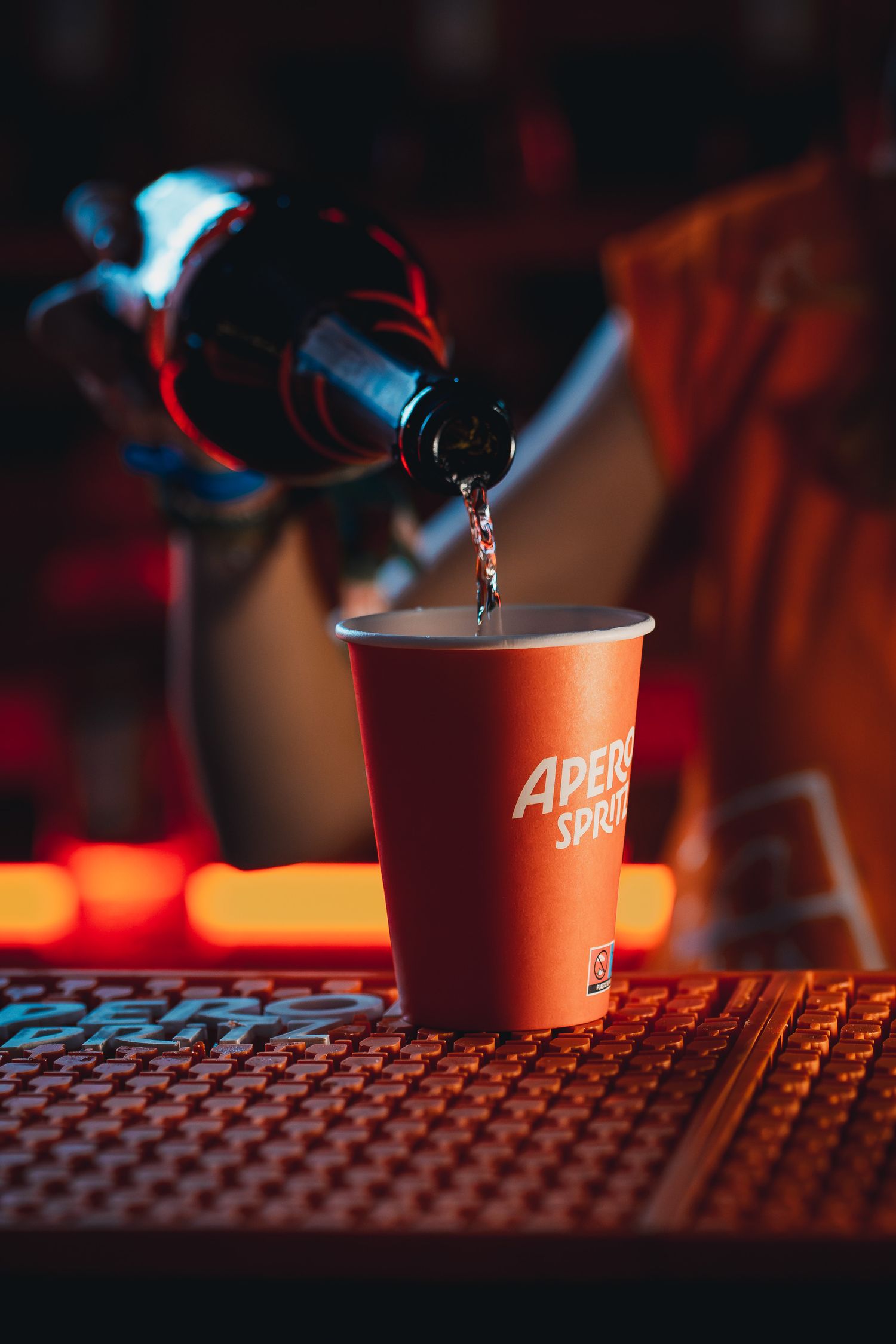 Preparare bautura la bar, fotografie comerciala pentru locatie si eveniment Aperol