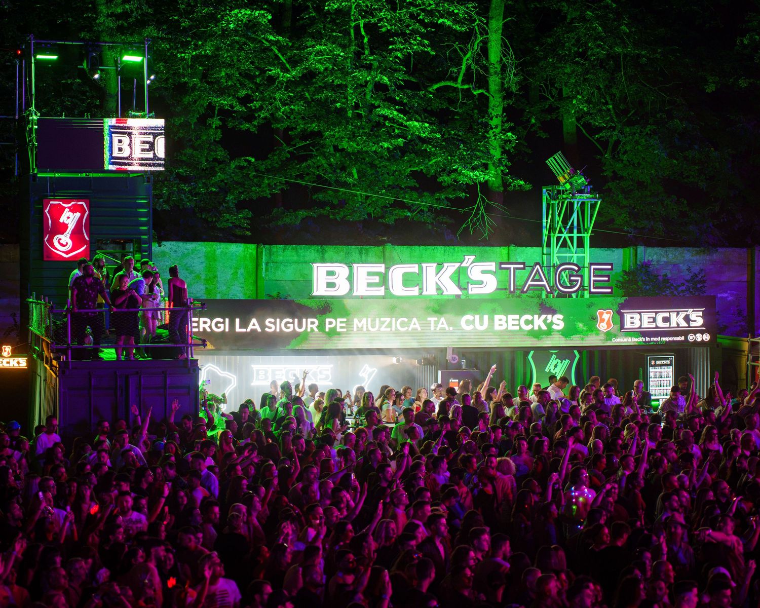 Concert in aer liber la scena Becks cu multime animata noaptea, fotografie de festival