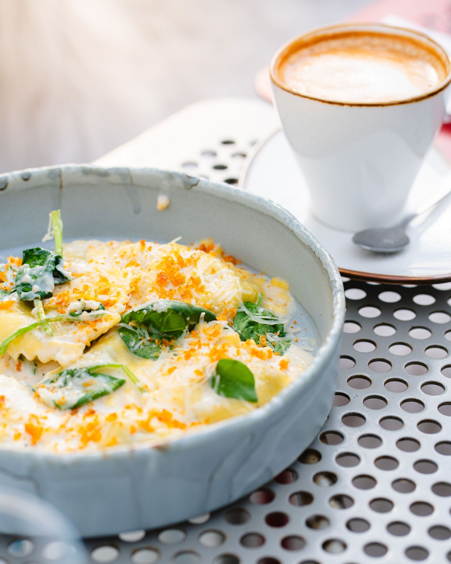 Preparat cu oua la cuptor si spanac alaturi de o cafea cappuccino, fotografie comerciala culinara