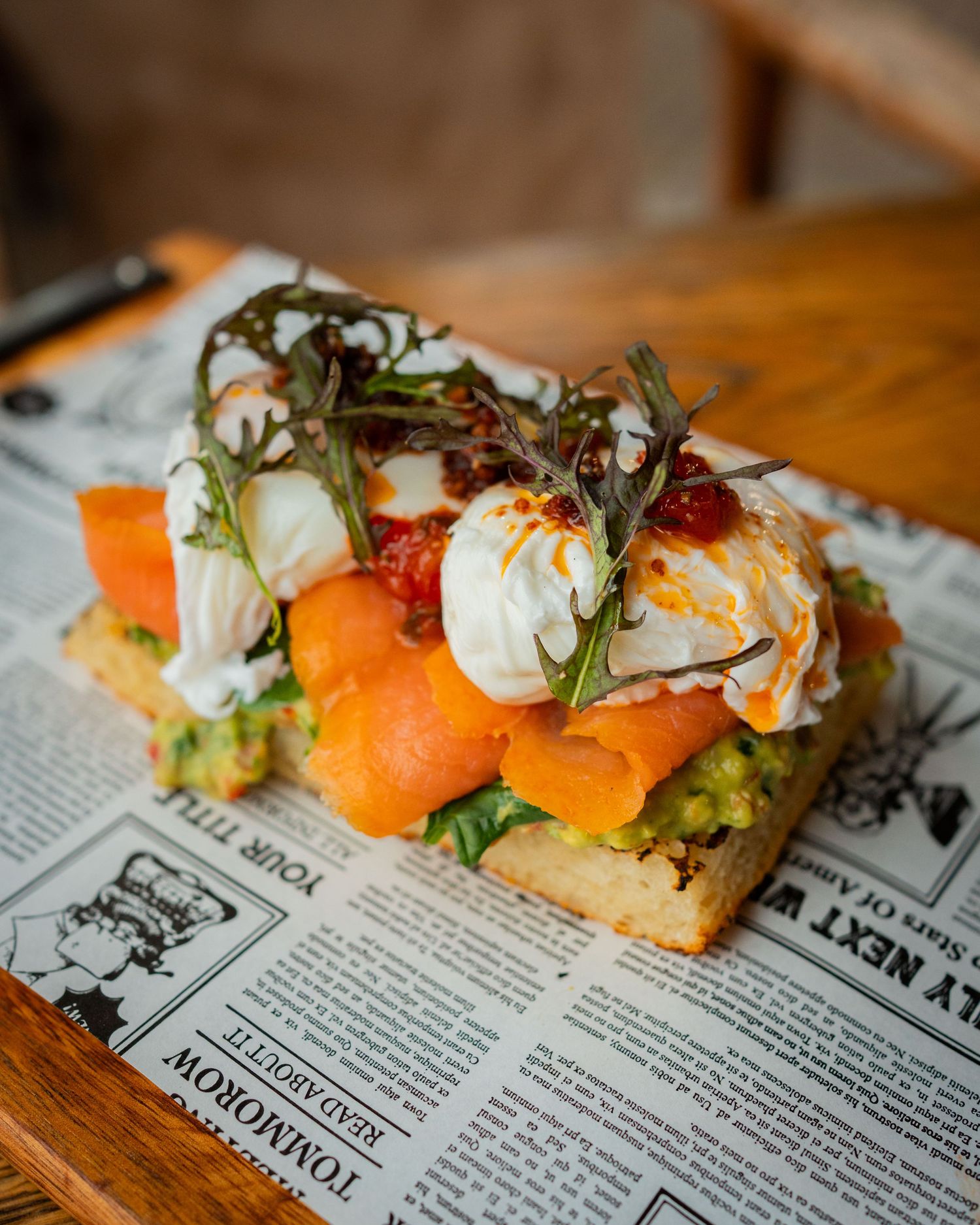 Toast cu avocado, somon afumat si oua posate, fotografie comerciala culinara