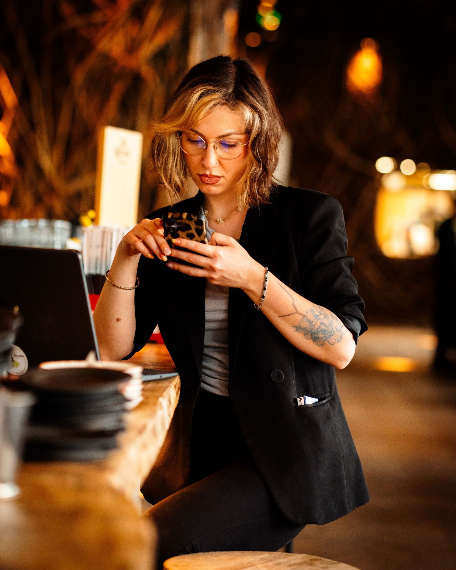 Femeie tanara la bar, cadru candid si natural de fotografie comerciala si lifestyle