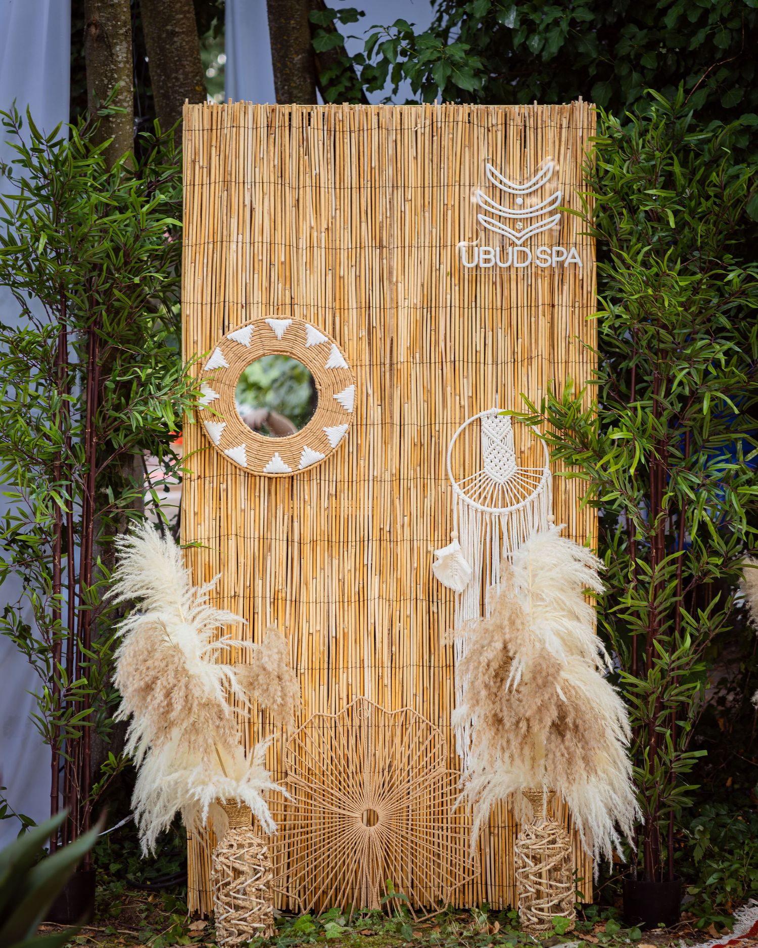 Decor de festival cu panou din bambus si decoratiuni boho, fotografie de locatie