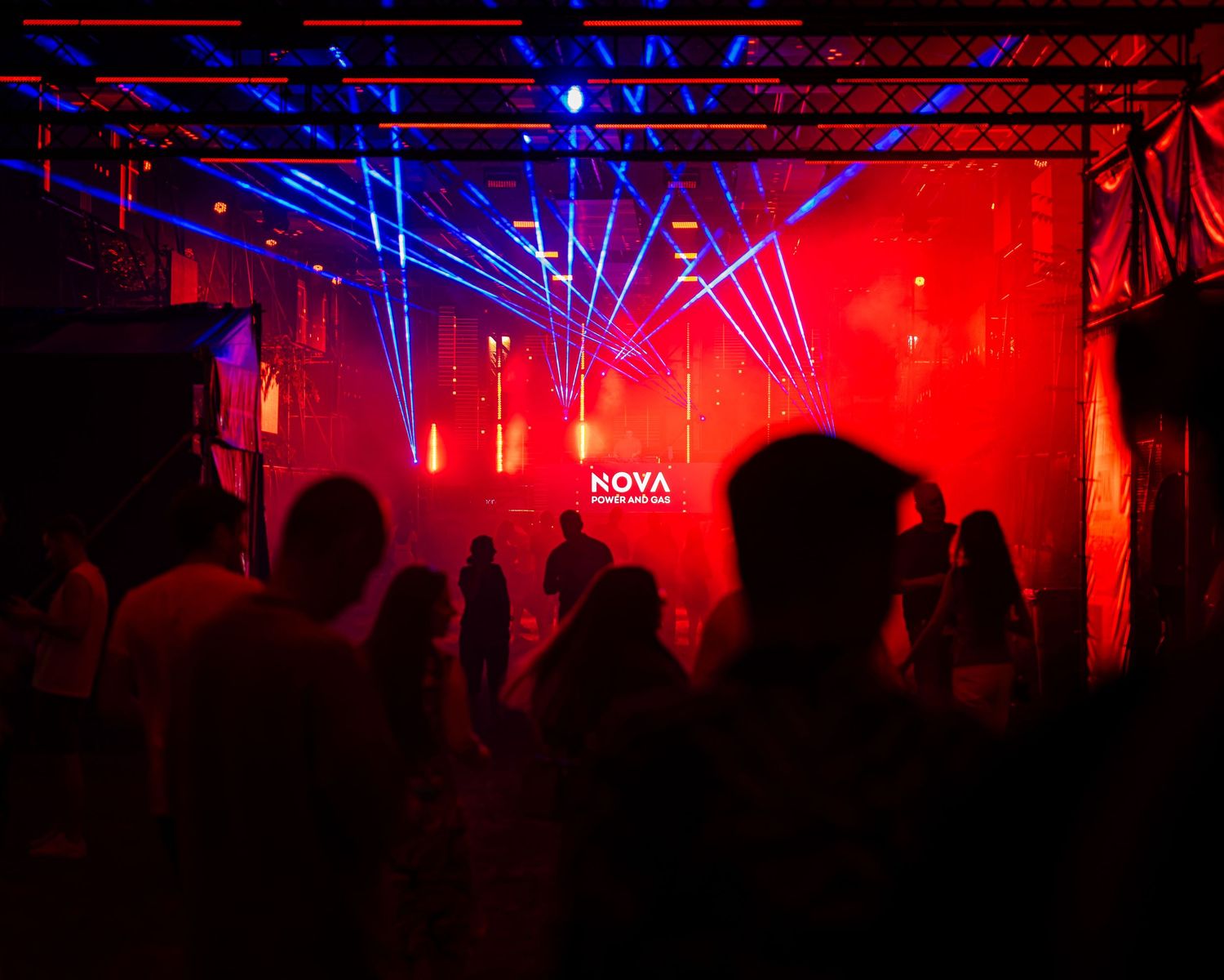 Club plin cu lumini laser rosii si albastre la o petrecere cu muzica electronica