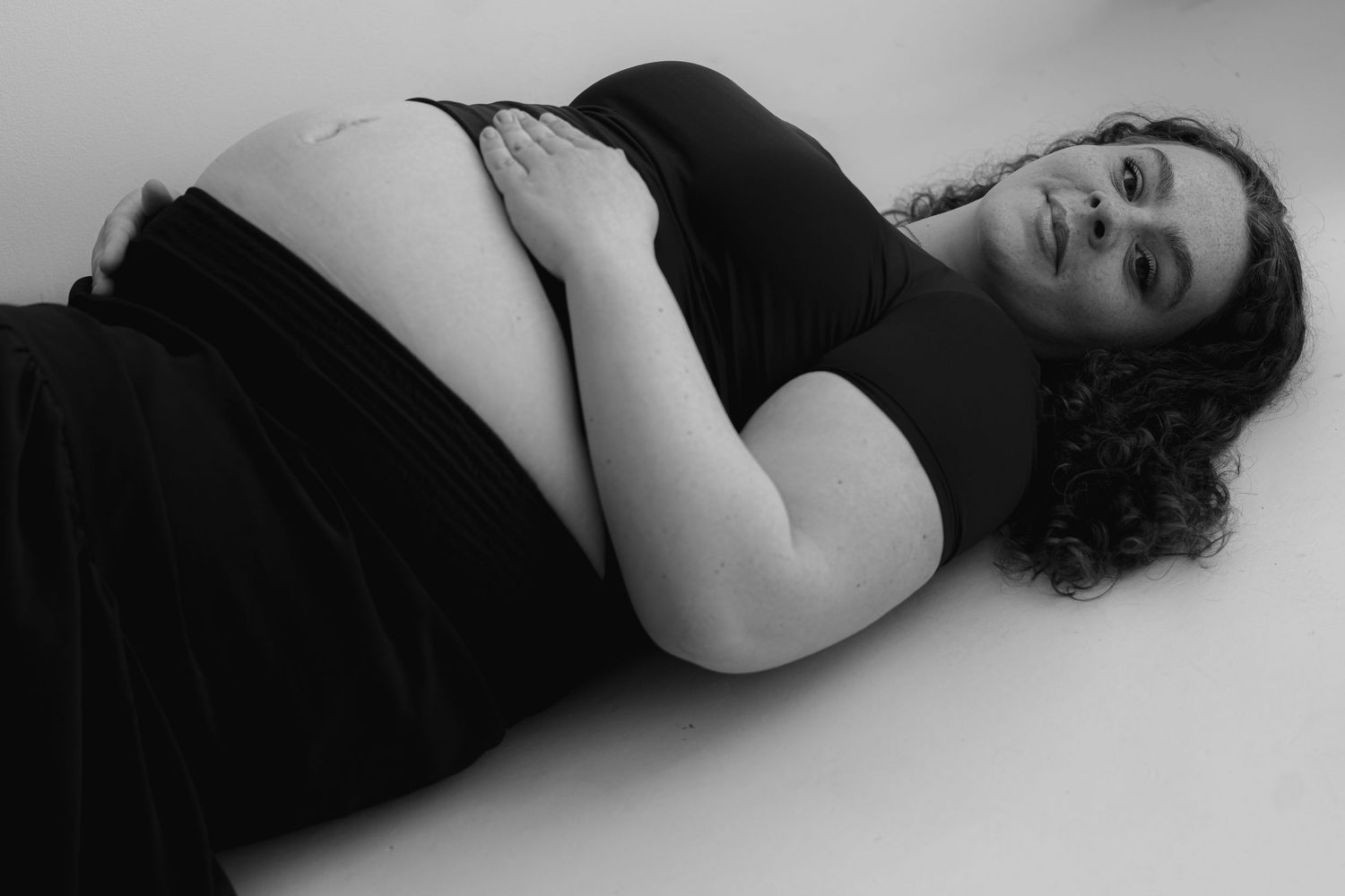 Zwart-wit zwangerschapsfotografie in een studio in Noord Holland.