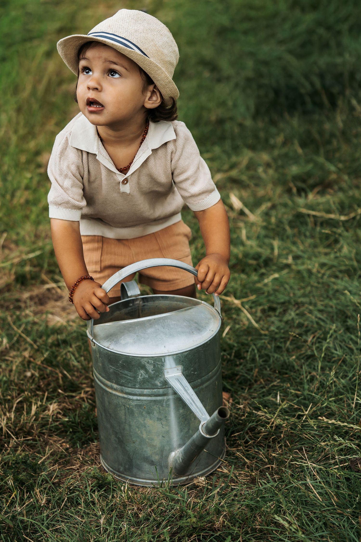 Spontane kinder-&gezinsfotografie in Amsterdam. Kleintje met zonnehoed spelend in de natuur door Between Frames gefotografeerd.