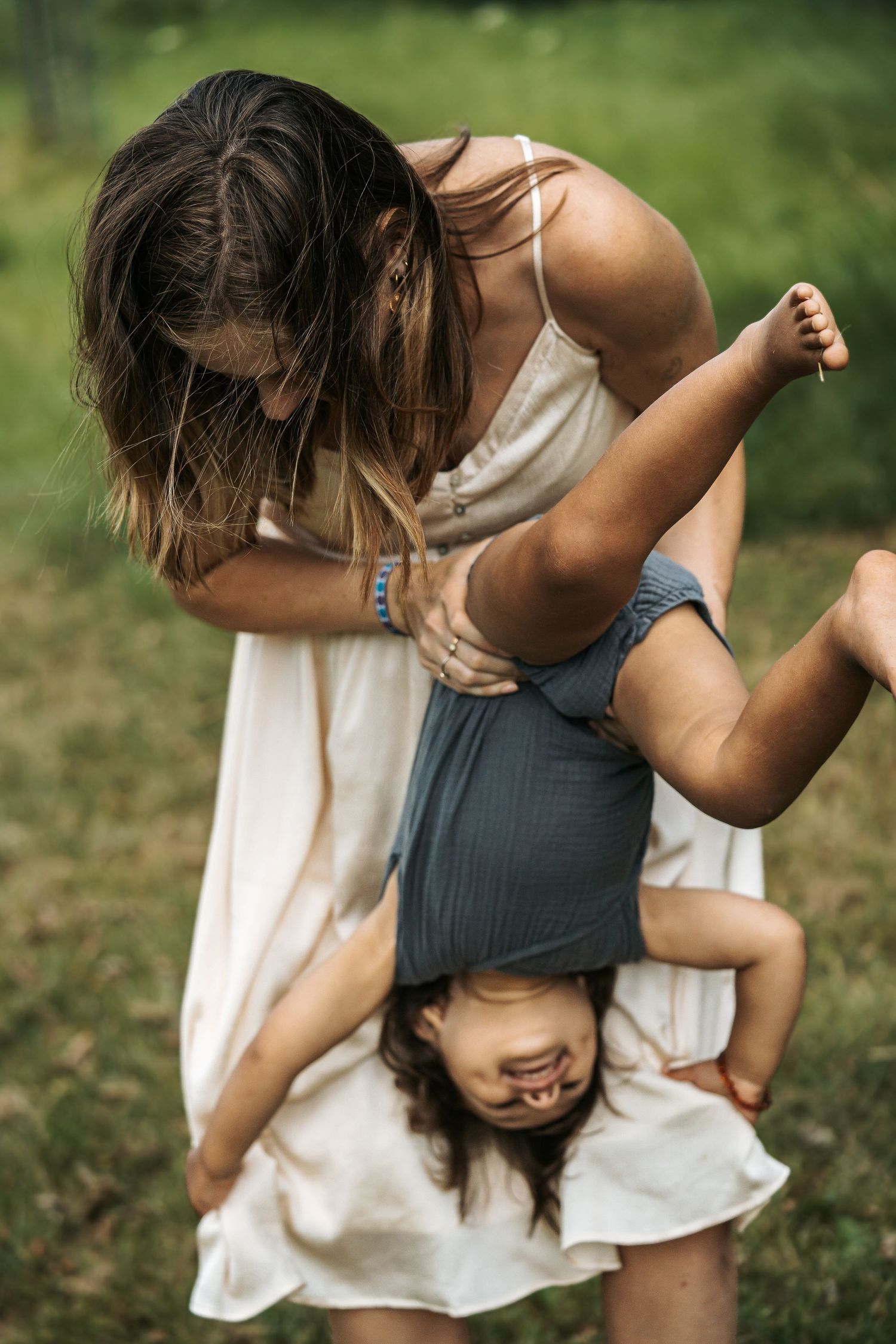 Spontane gezinsfotografie, ongedwongen en puur speelmoment tussen mama en kind