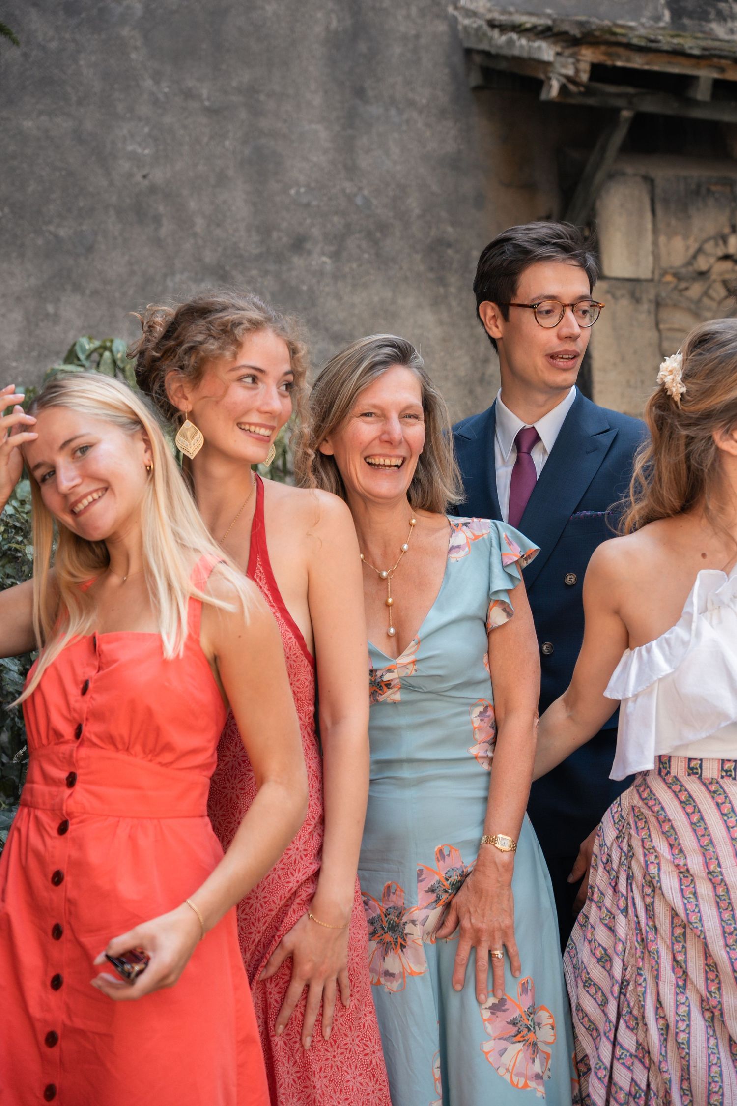 Invités souriant et partageant un moment convivial pendant une réception de mariage à Paris.