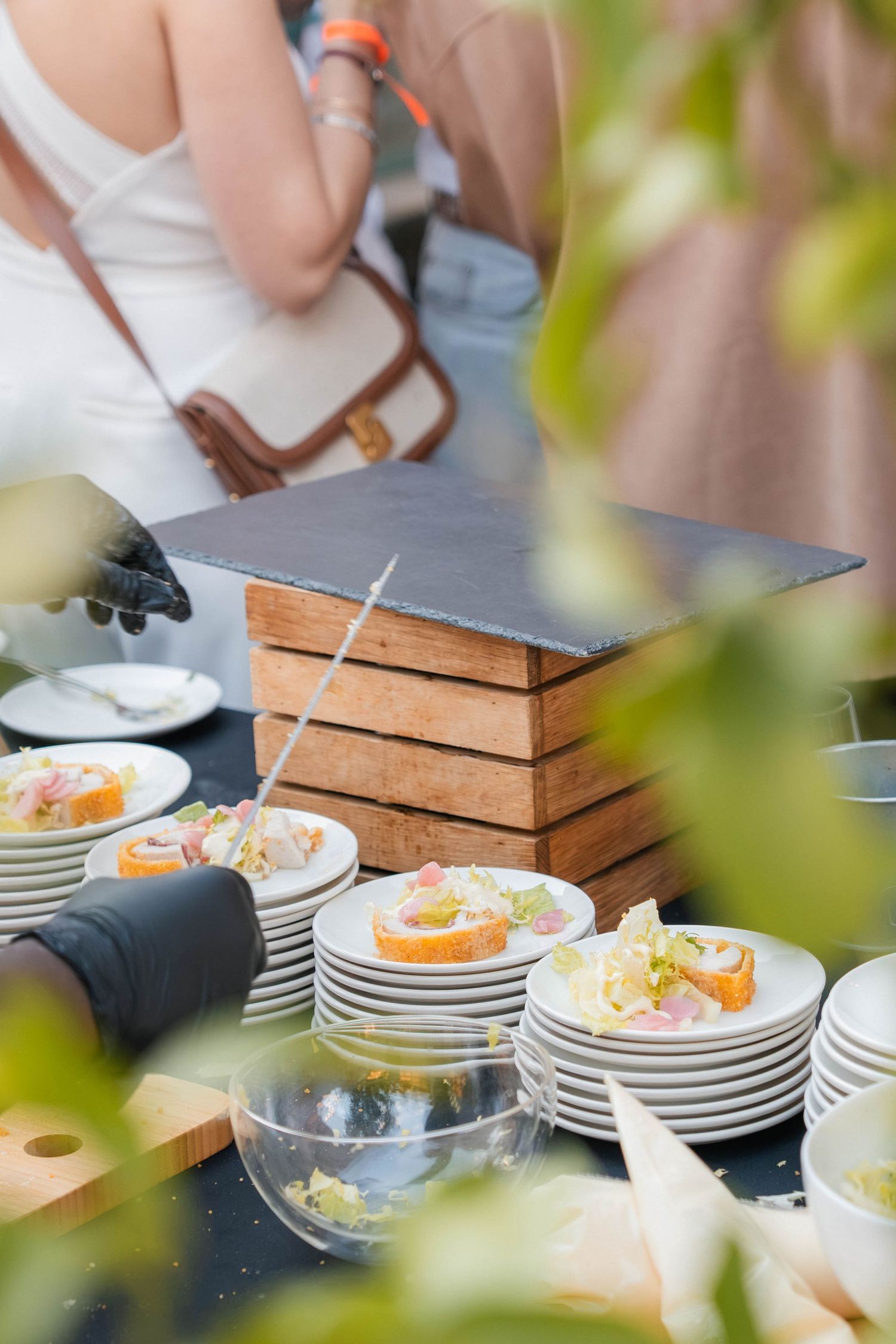 Préparation de petites assiettes lors du buffet d’une soirée professionnelle.