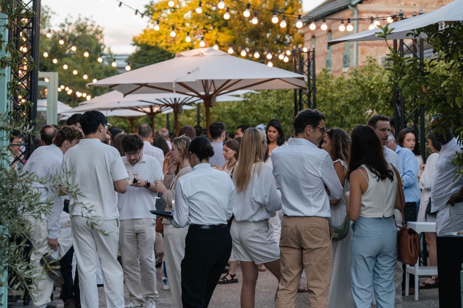 Invités réunis en extérieur lors de la soirée d’été de l’entreprise Onepoint.