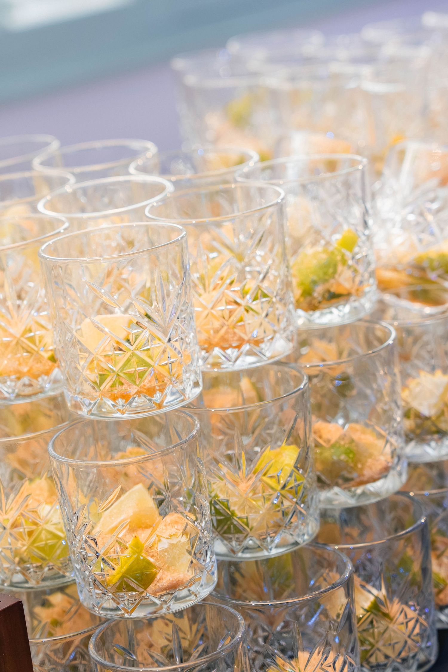 Verres de cocktails préparés pour une réception professionnelle en extérieur.