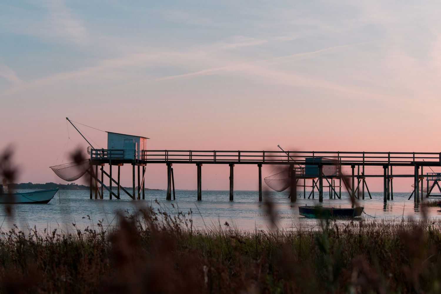 Carrelet fourasin se découpant sur un ciel de coucher de soleil au-dessus de l'océan - Photographie de Simon Pallard pour Unsplash