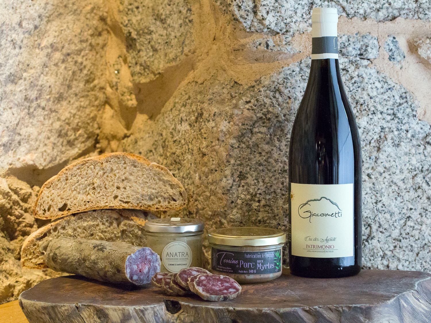Un assortiment de charcuterie corse avec du salami, des pâtés en bocaux, du pain de campagne à L'orriu restaurant à Porto-Vecchio