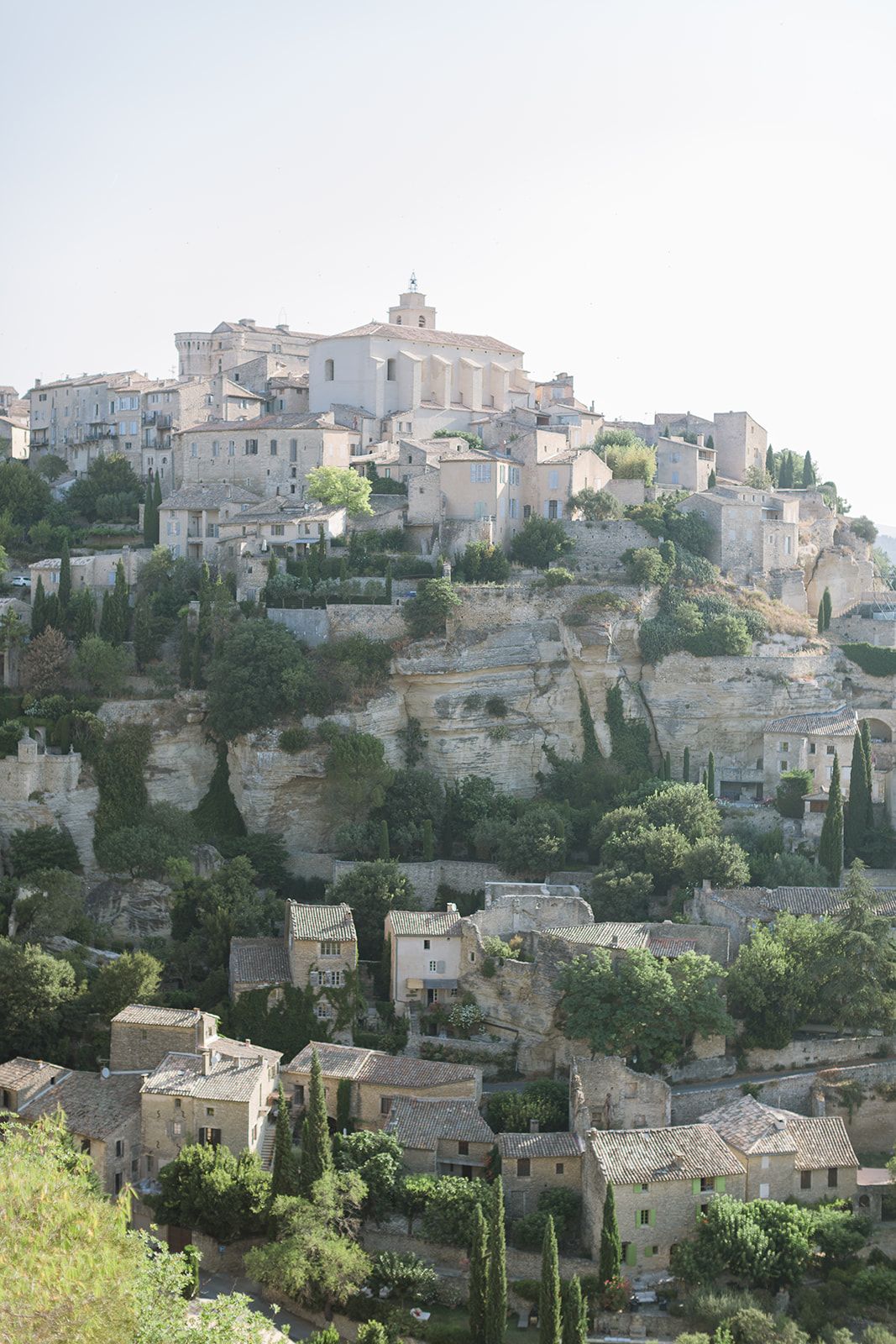 Bâtiments en pierre dévalant la colline rocheuse du village de Gordes, en Provence, France.