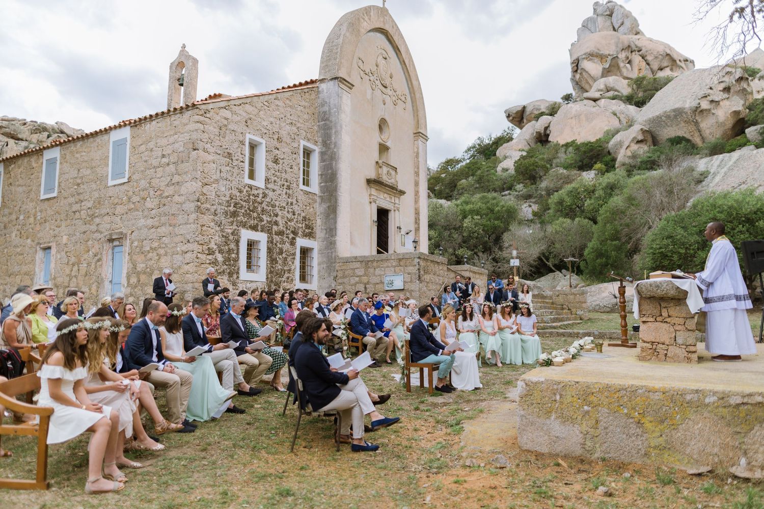 Cérémonie de mariage en plein air lors d'un mariage en corse à la trinité de Bonifacio