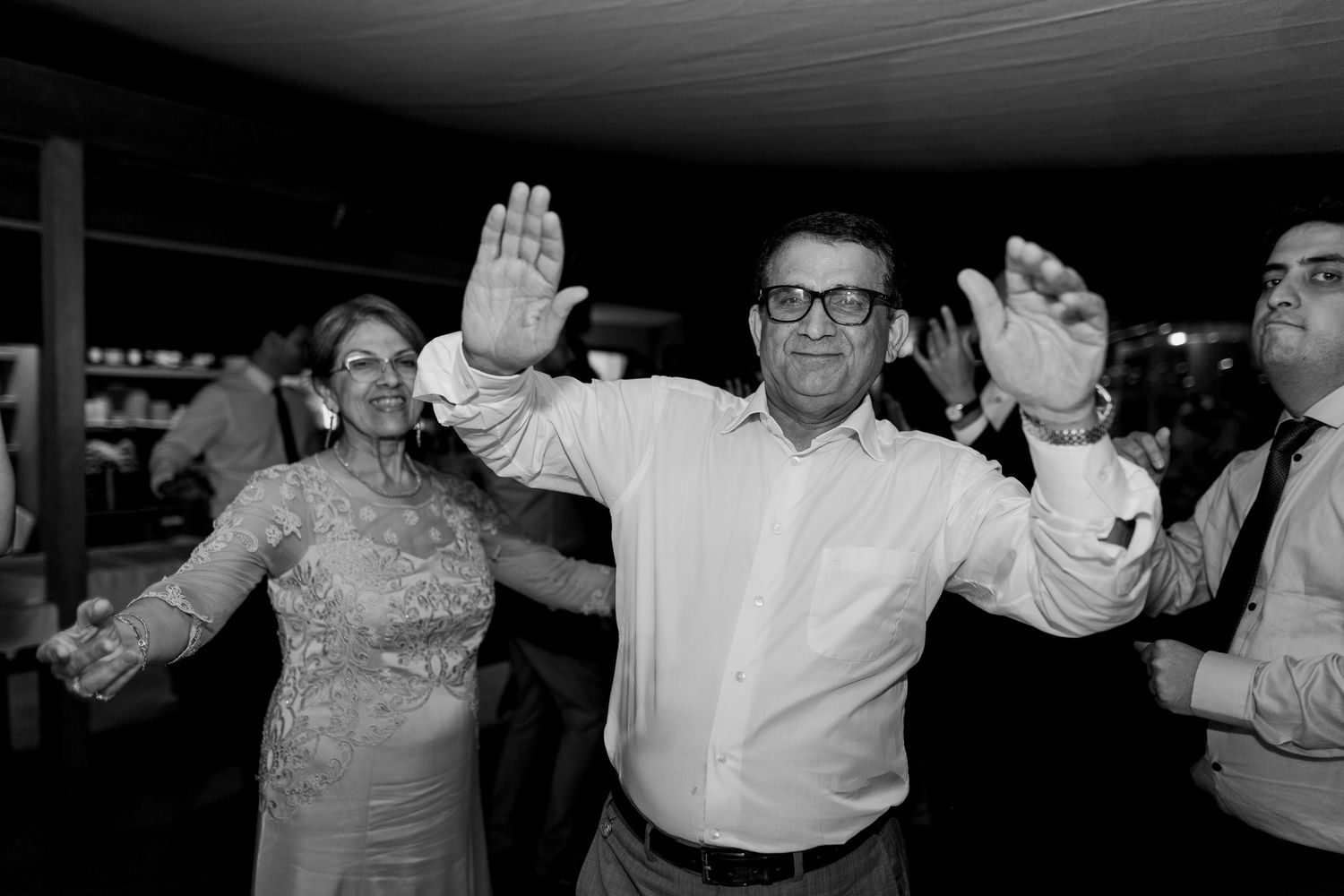 Photo en noir et blanc d'invités joyeux dansant lors d'une réception de mariage au week end ajaccio