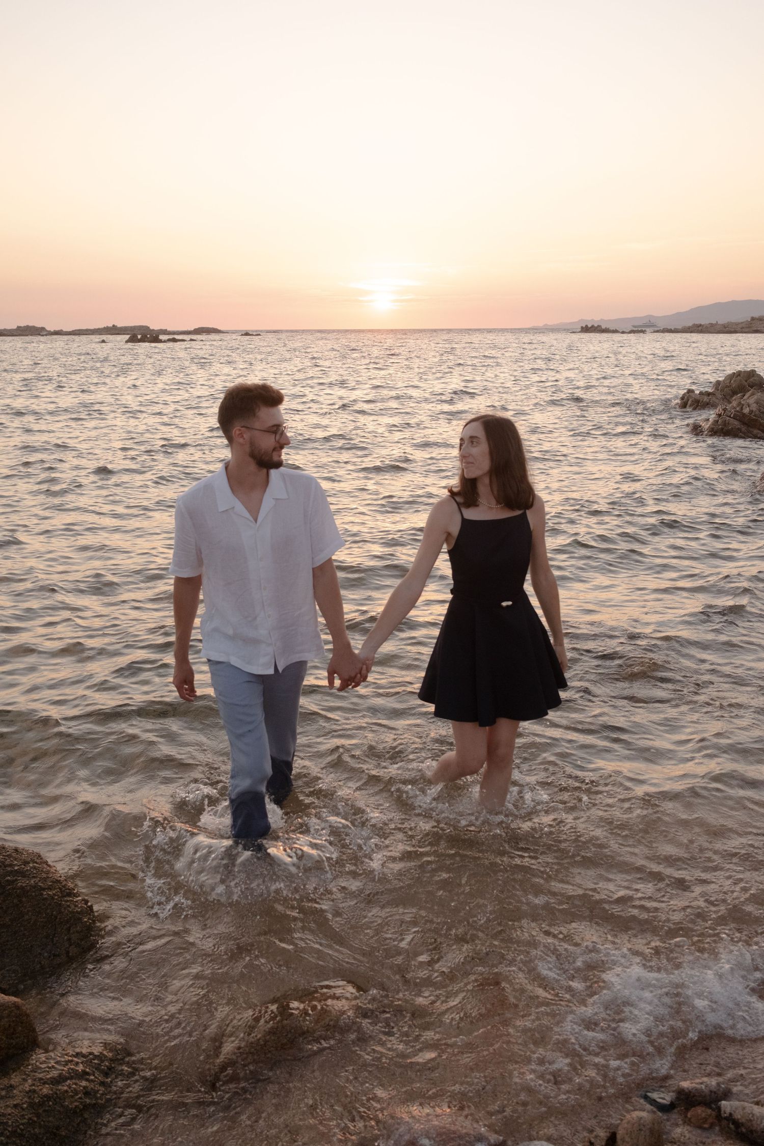 séance photo couple à Bonifacio tonnara, coucher de soleil, photographe corse, et photographe porto-vecchio