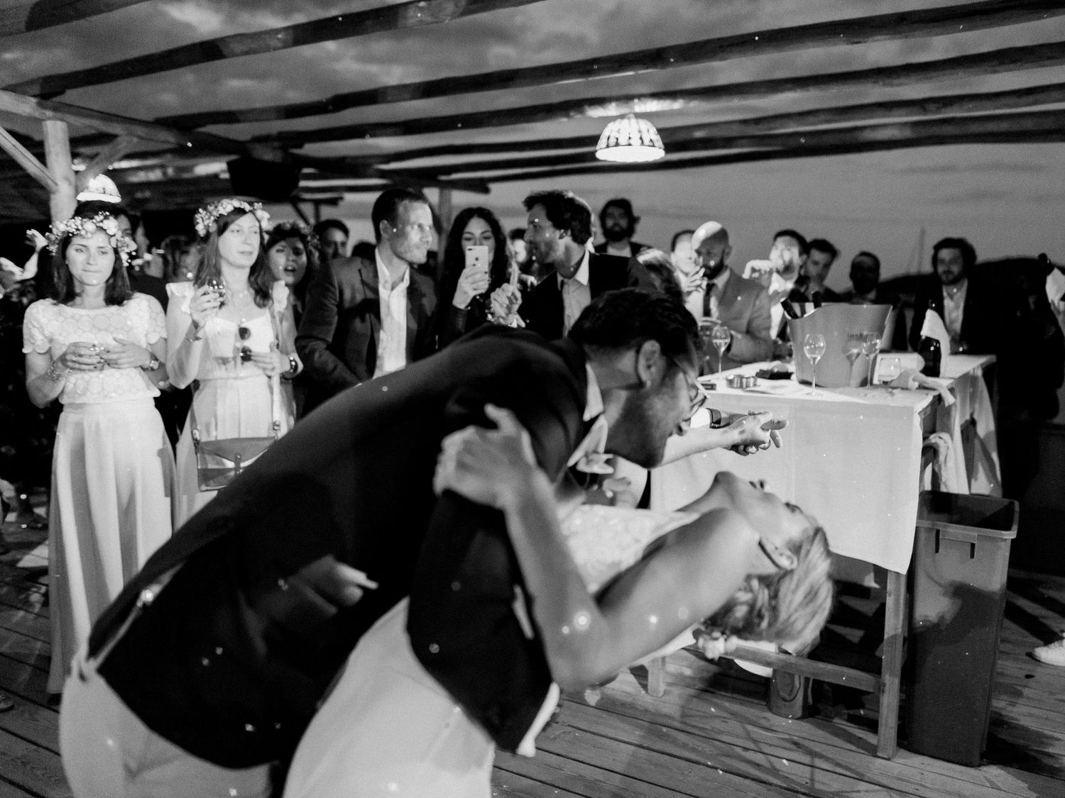 Photo de mariage en noir et blanc d'un couple s'embrassant au maora Beach à Bonifacio corse
