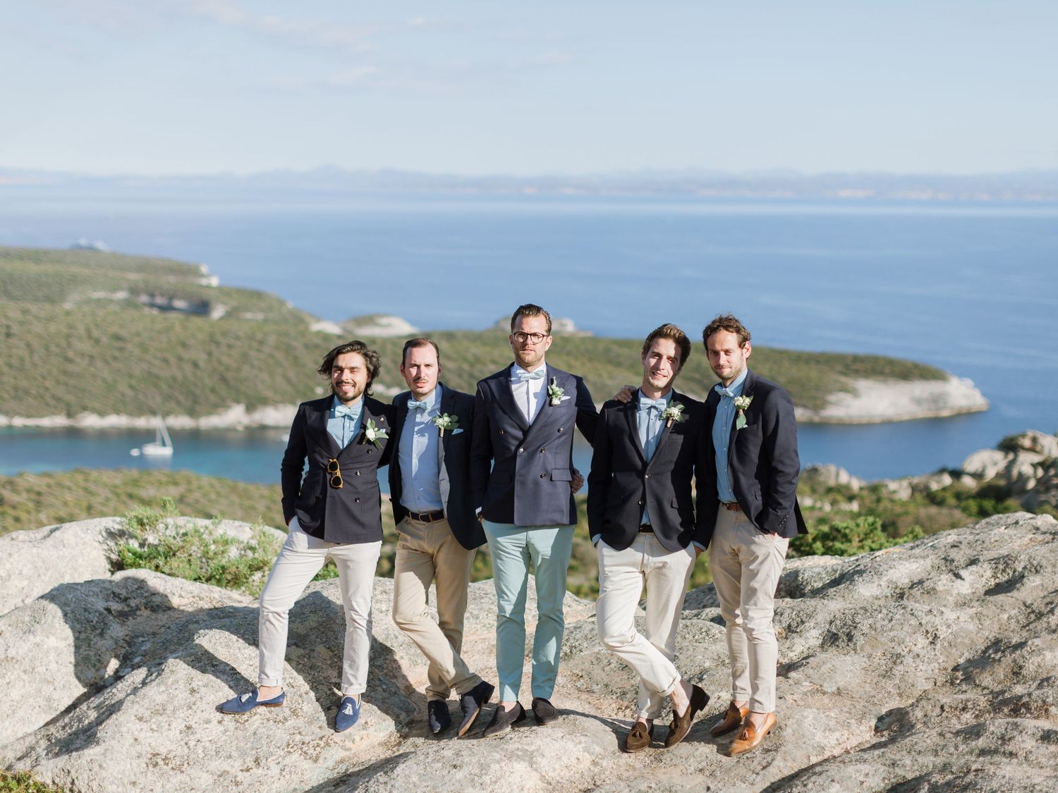 Cinq garçons d'honneur en blazers bleu marine posent à la trinité de Bonifacio en corse