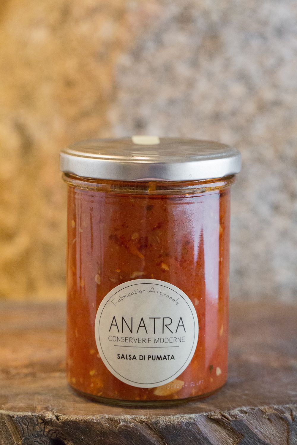 Pot de sauce tomate artisanale Anatra Conserverie Moderne Salsa di Pumata sur une surface en bois rustique.