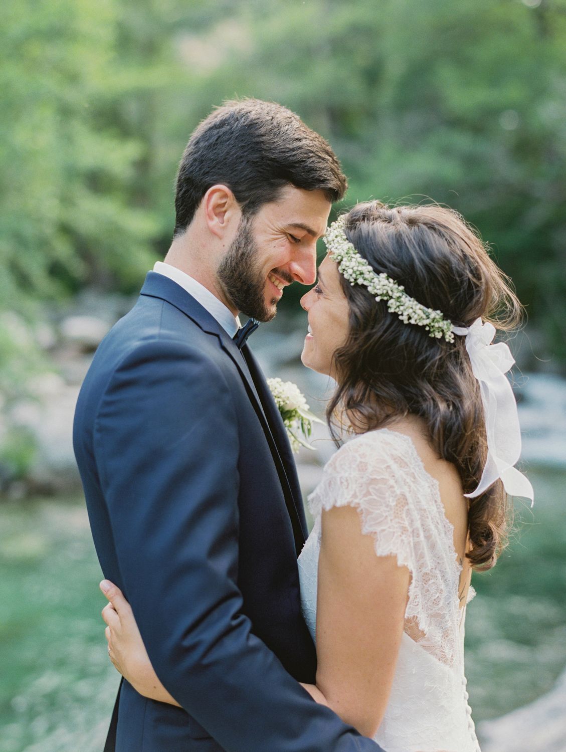 Les mariés partagent un moment intime, la mariée portant une couronne de fleurs dans un jardin luxuriantà Corte Corse.