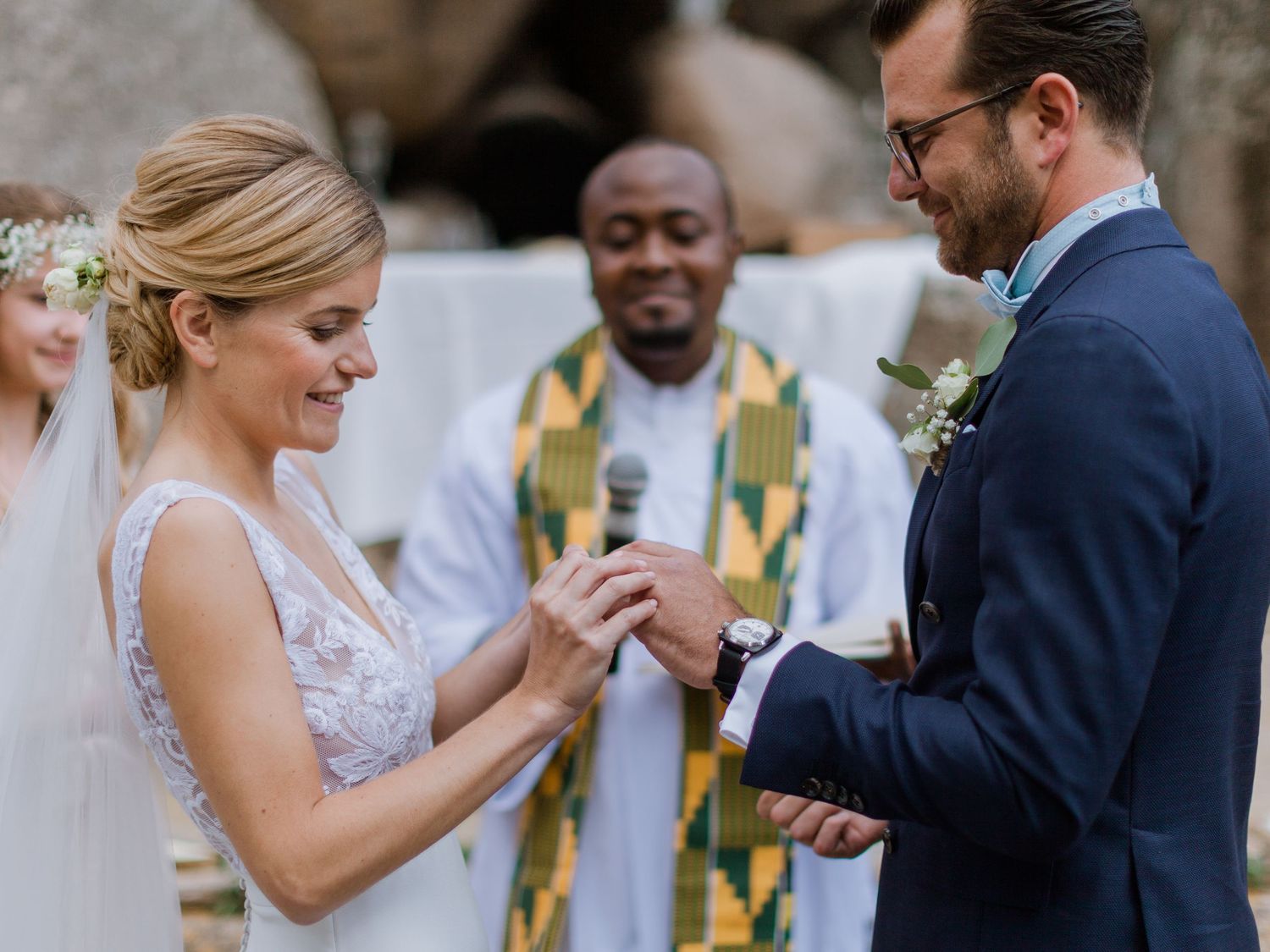 La mariée passe l'alliance au doigt du marié lors d'une cérémonie en plein air,  à la trinité de Bonifacio en corse