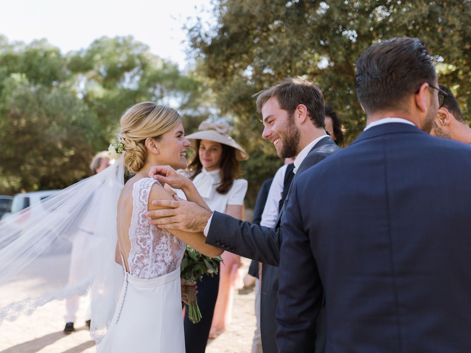 Les mariés partagent un moment de joie avec leurs invités lors d'une cérémonie de mariage en plein air à la trinité de Bonifacio
