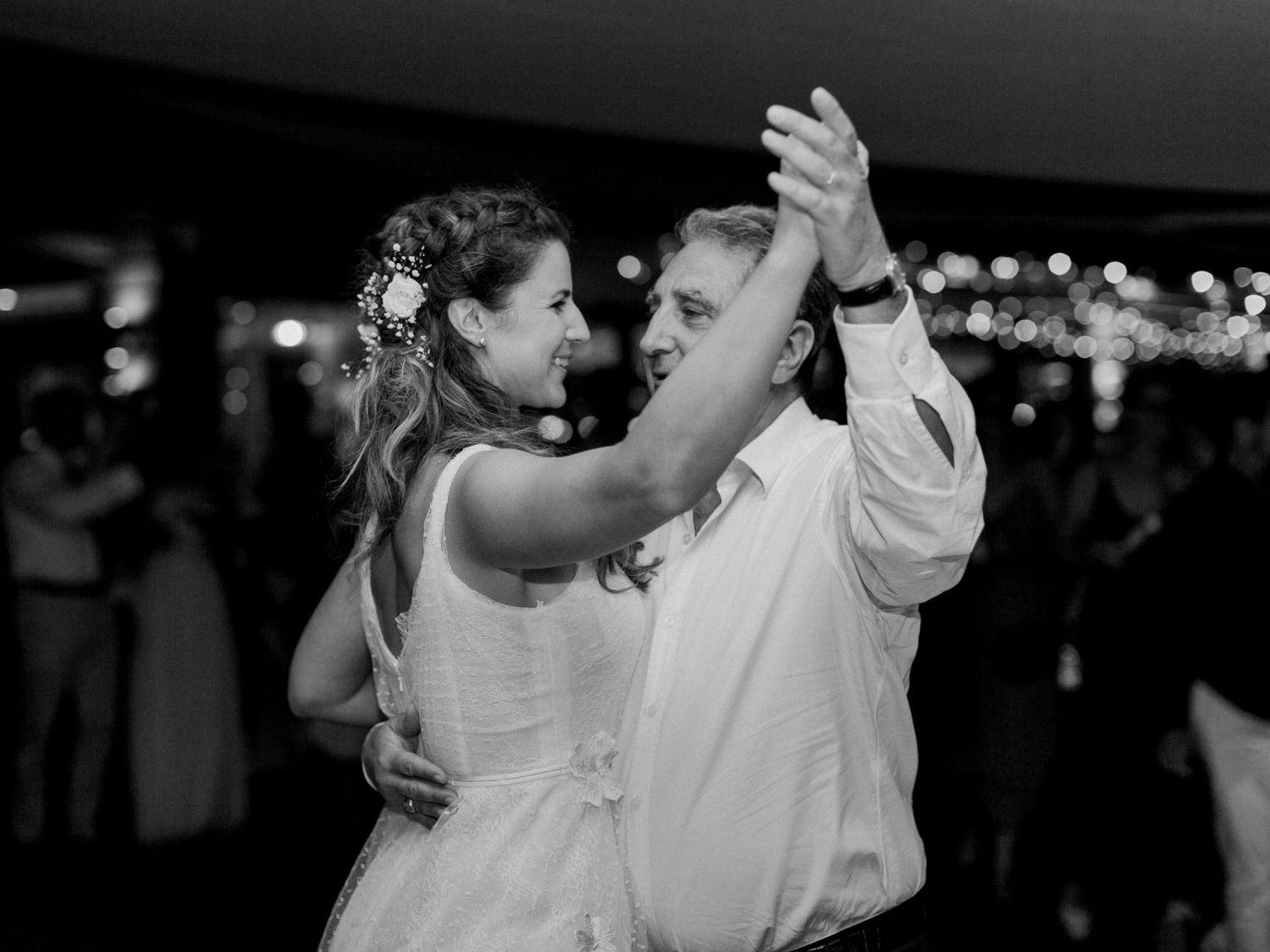 Les mariés partagent une première danse intime, tournoyant ensemble lors de leur réception de mariage.