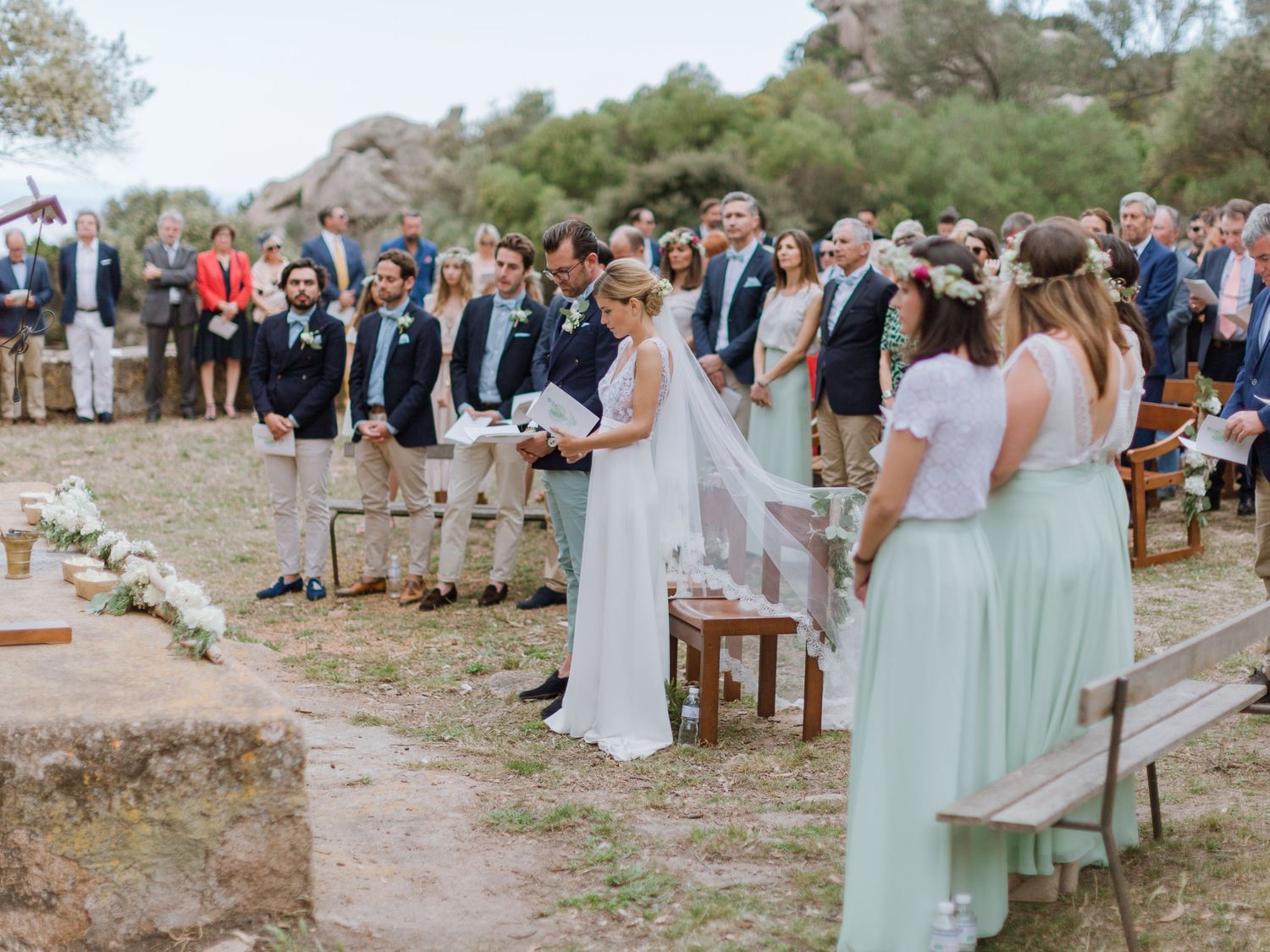 Cérémonie de mariage en plein air avec la mariée en robe blanche,  à la trinité de Bonifacio en corse