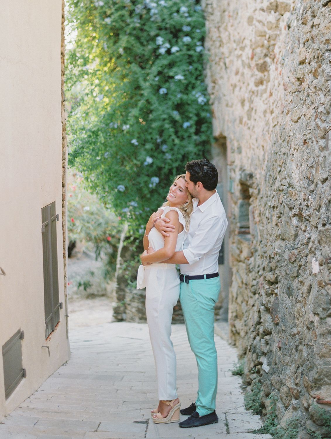 Un couple s'embrasse dans une charmante ruelle pavée à gassin en Provence près de saint tropez
