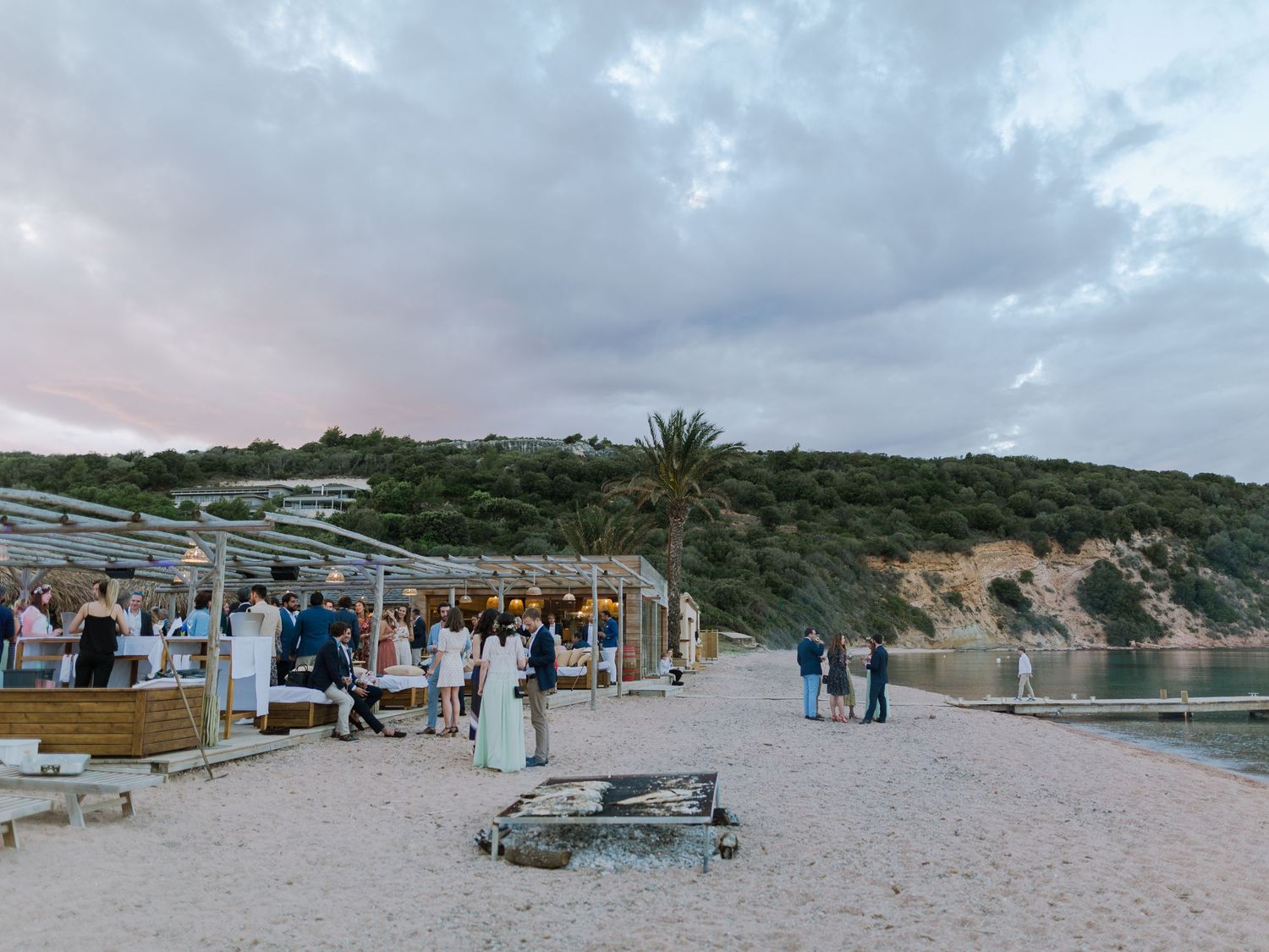 Les invités se rassemblent au coucher du soleil au maora Beach à Bonifacio en corse