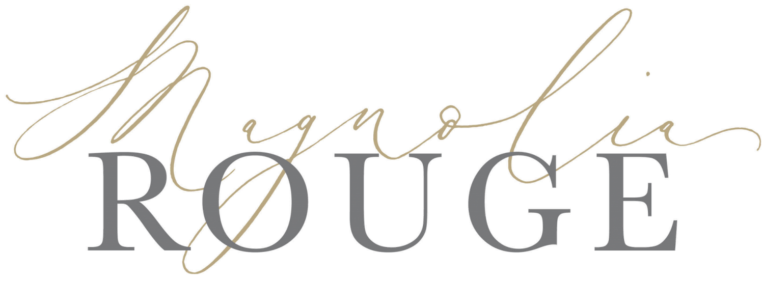 Logo du blog de mariage Magnolia Rouge en élégante police dorée et serif grise sur fond blanc.