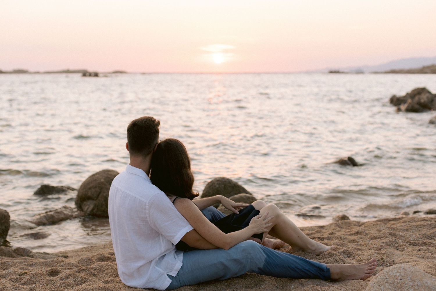 séance photo couple à Bonifacio tonnara, coucher de soleil, photographe corse, et photographe porto-vecchio