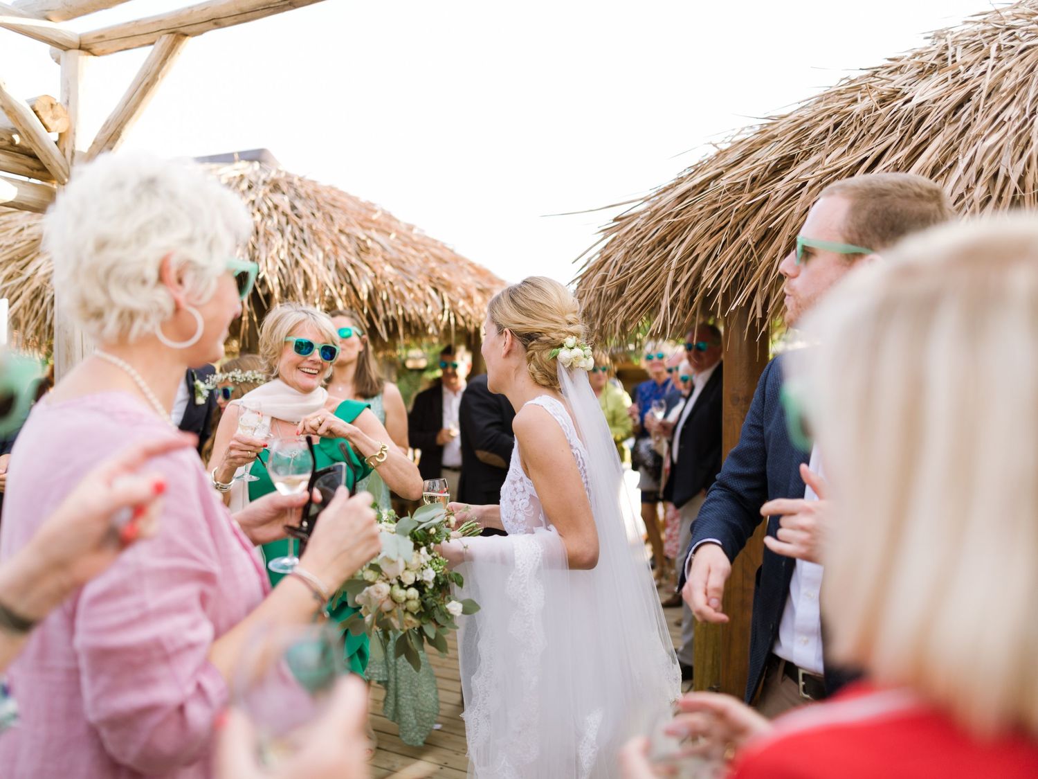 La mariée traverse les invités lors d'une cérémonie de mariage  en plein air, a Bonifacio en corse