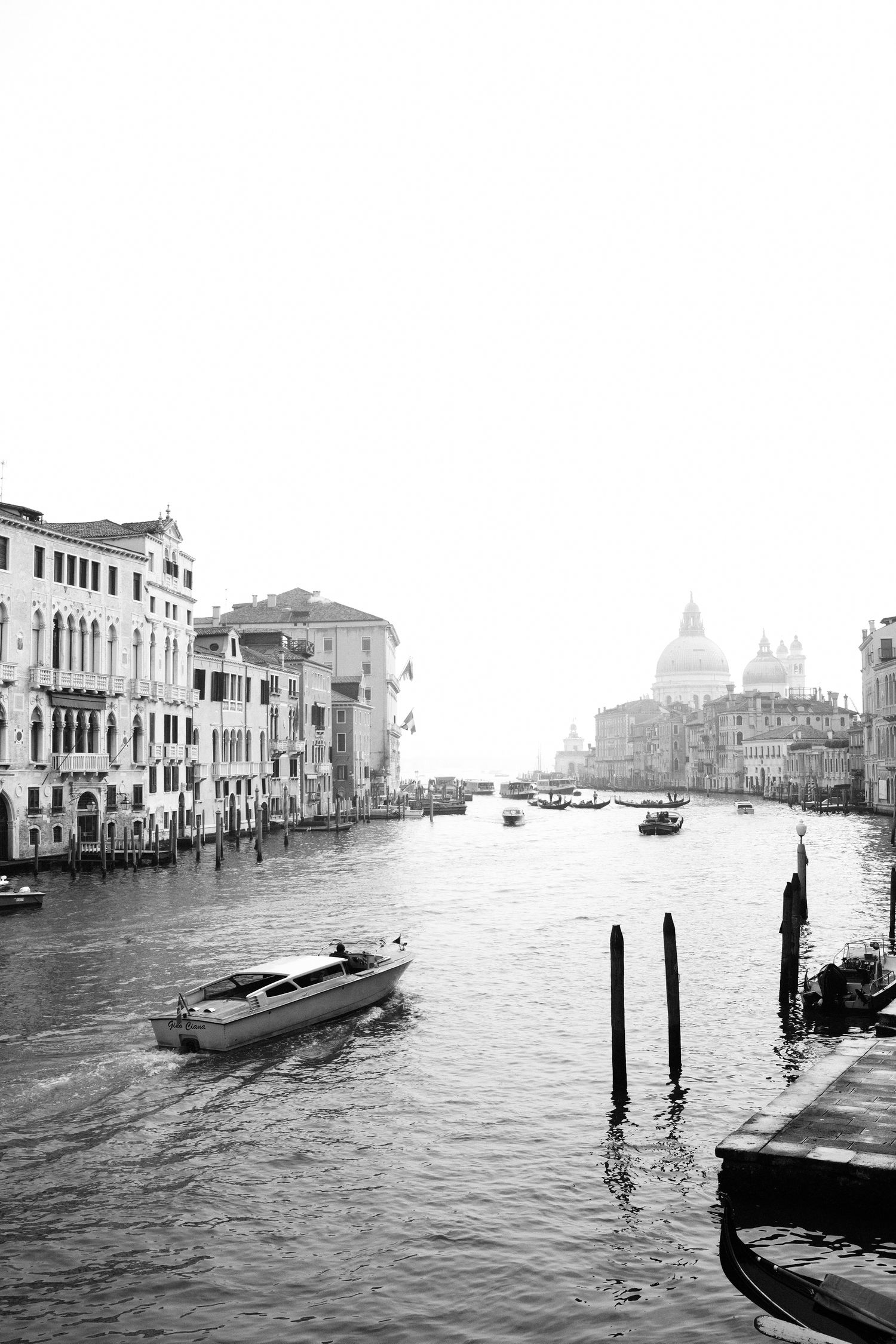 ue aérienne en noir et blanc du Grand Canal de Venise avec ses bateaux et la basilique Santa Maria della Salute.