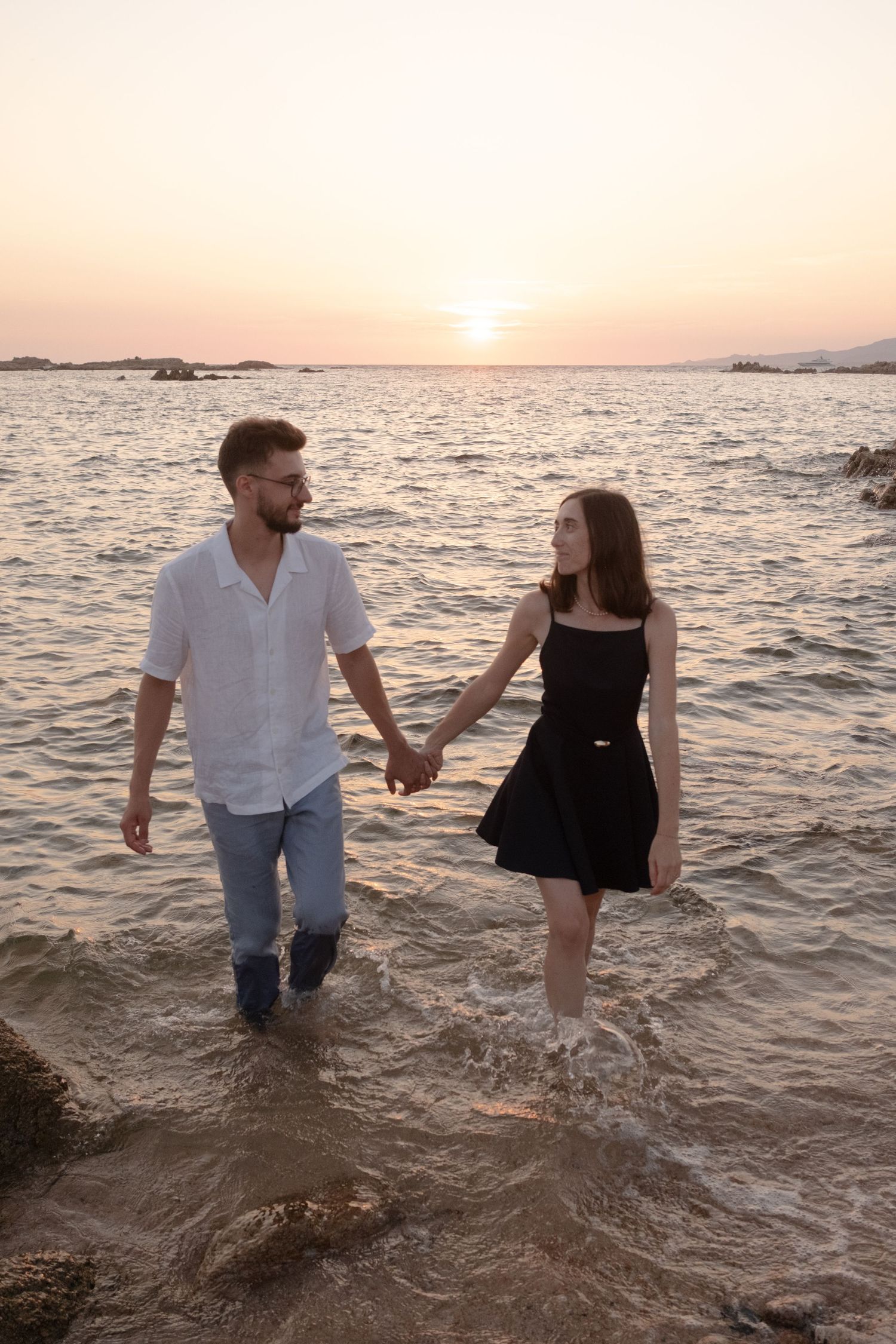séance photo couple à Bonifacio tonnara, coucher de soleil, photographe corse, et photographe porto-vecchio