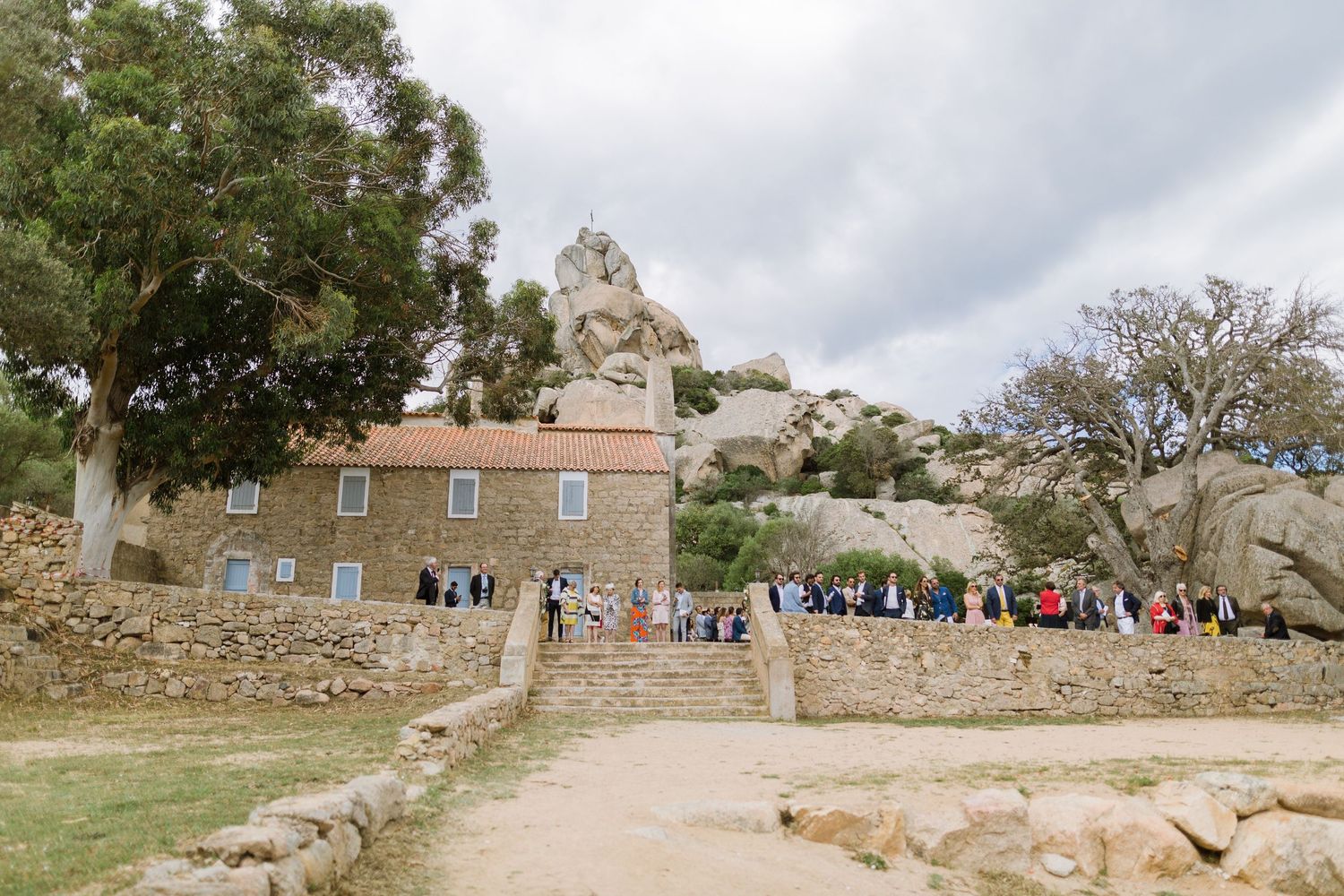 Cérémonie de mariage en plein air à la trinité de Bonifacio en corse du sud.