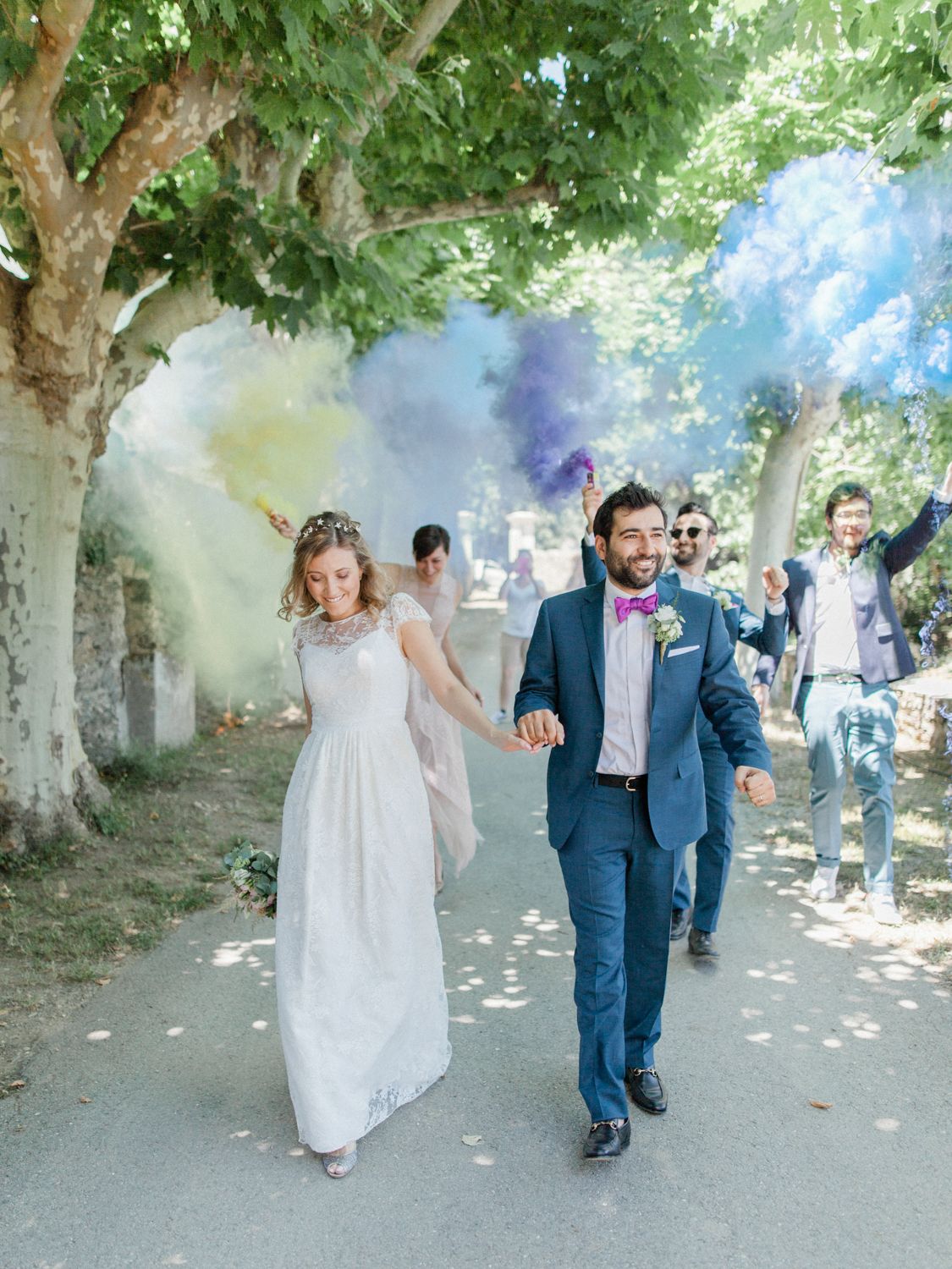 Les mariés se promènent avec des fumigènes colorés lors d'une célébration de mariage en plein air au Palazzu Nicrosi dans le Cap Corse.