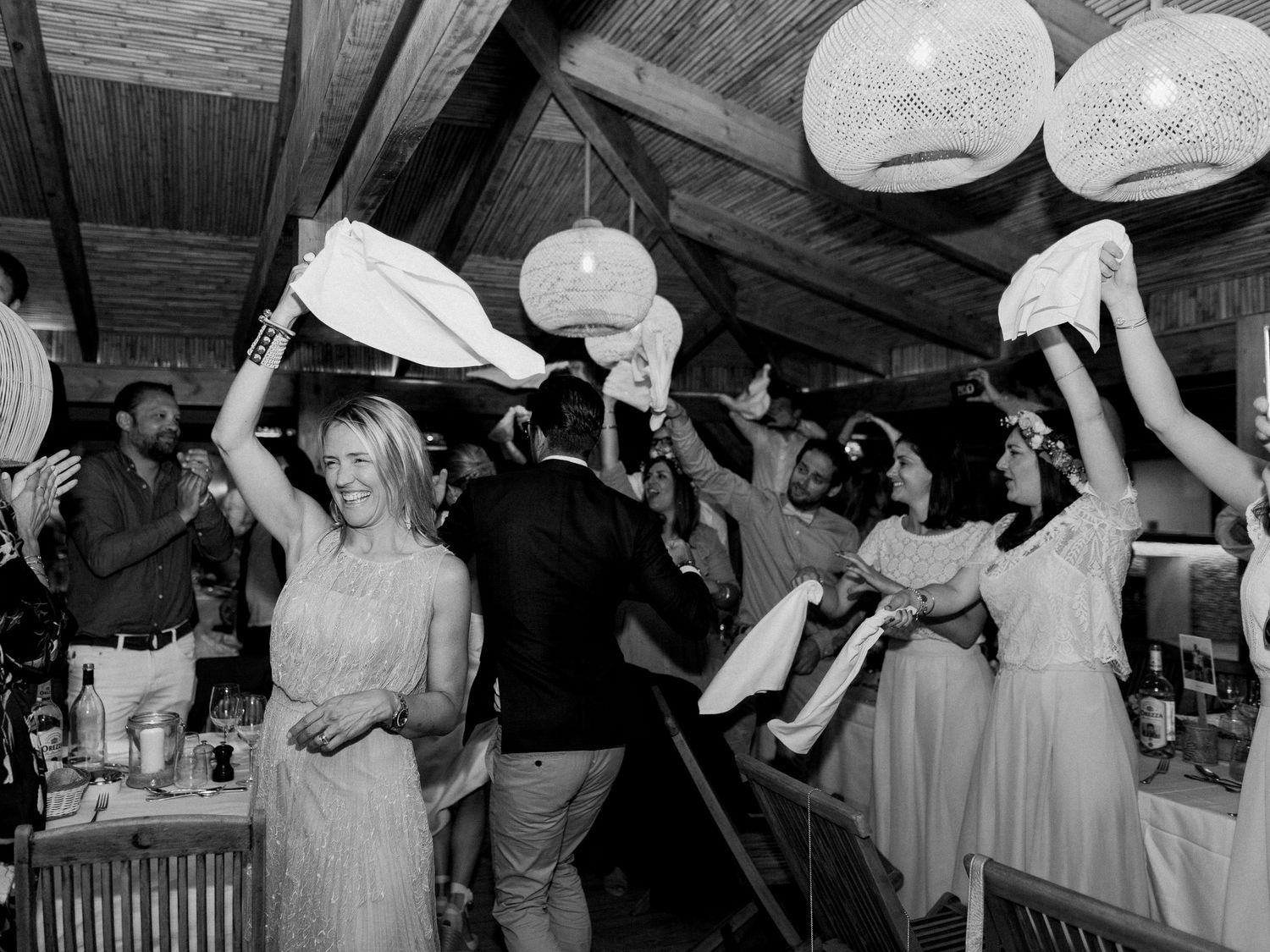 Photo en noir et blanc d'invités de mariage dansant et faisant la fête lors d'une réception au maora Beach Bonifacio