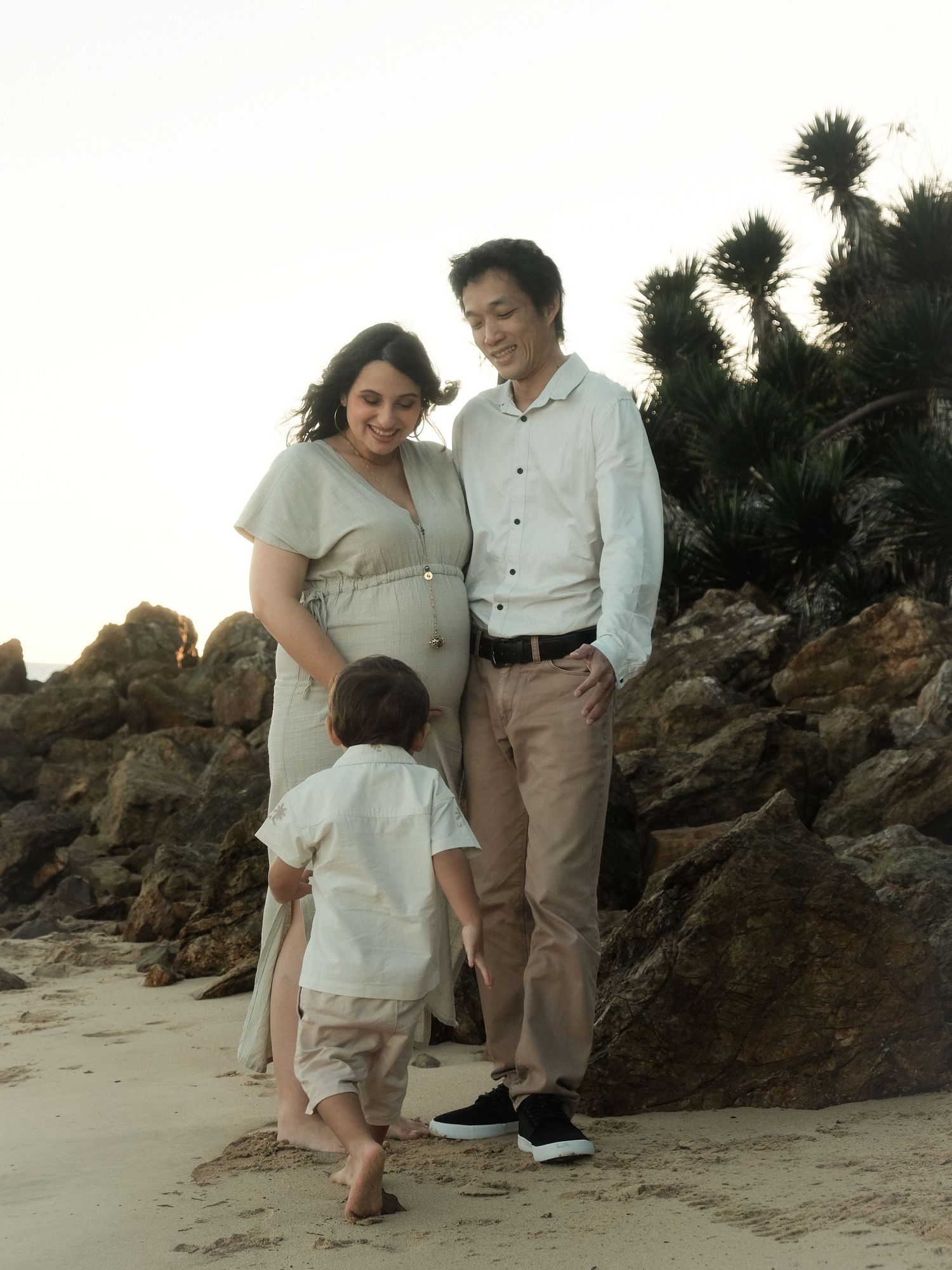 famille au coucher de soleil nouvelle caledonie noumea solene photographie un rayon de solene nc SHOOTING enfant maternité