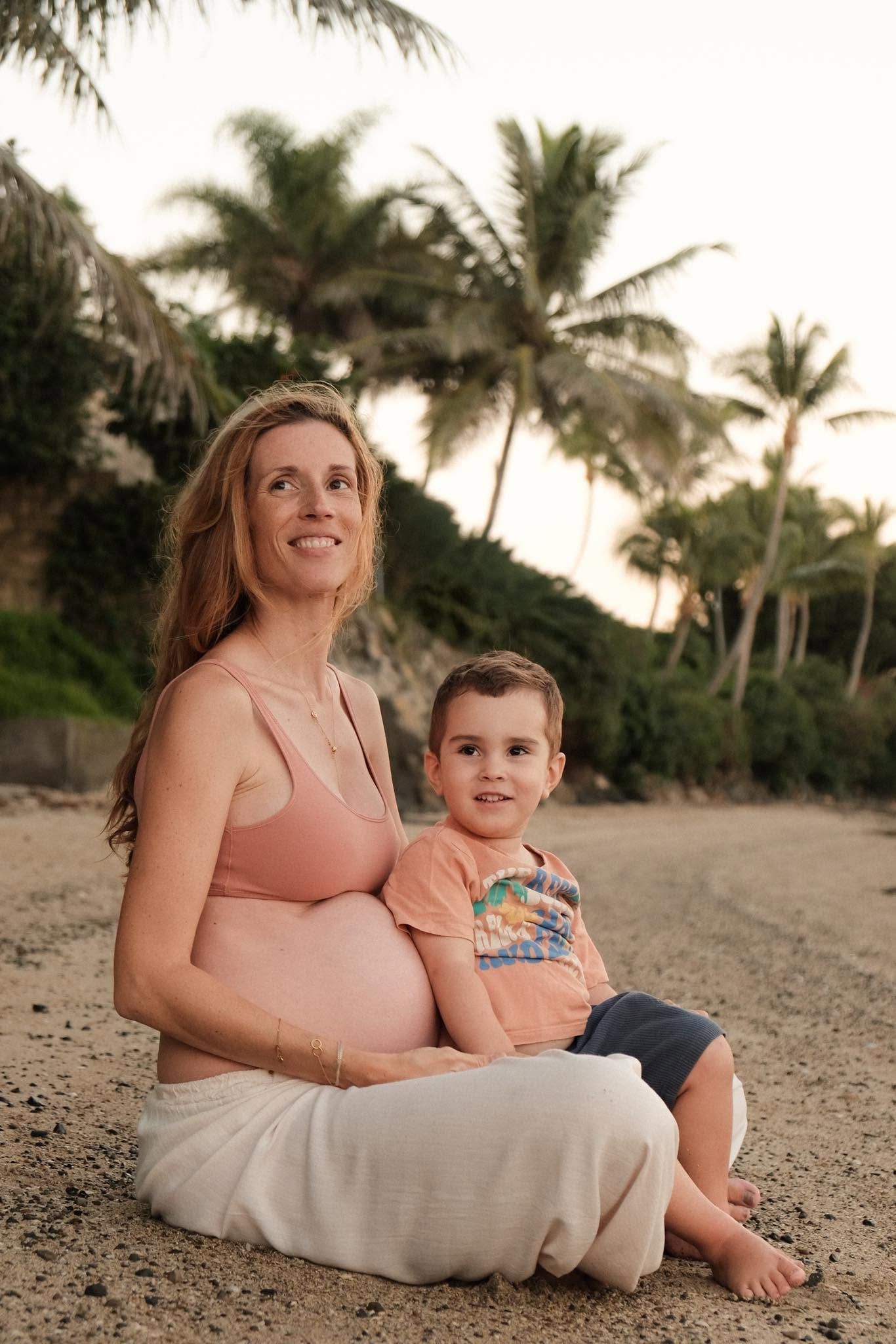 maman et enfant en bord de plage cocotiers shooting photo famille par solene photographie nc un rayon de solene en nouvelle caledonie