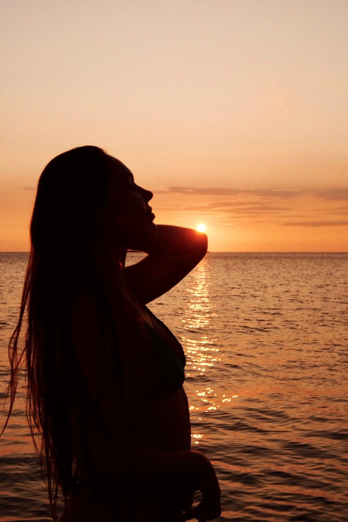 Silhouette féminine au coucher du soleil sur le lagon – séance photo artistique Nouvelle-Calédonie Solène Photographie