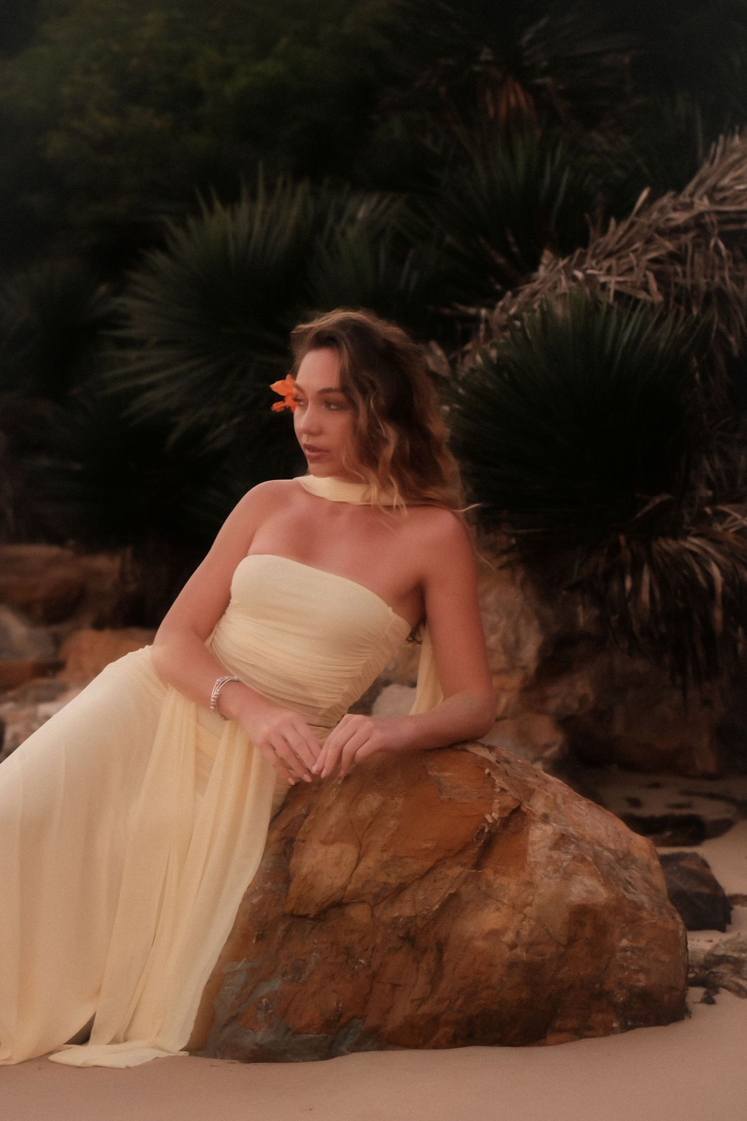 Portrait bohème féminin sur les rochers – shooting lifestyle solo en Nouvelle-Calédonie (NC)
