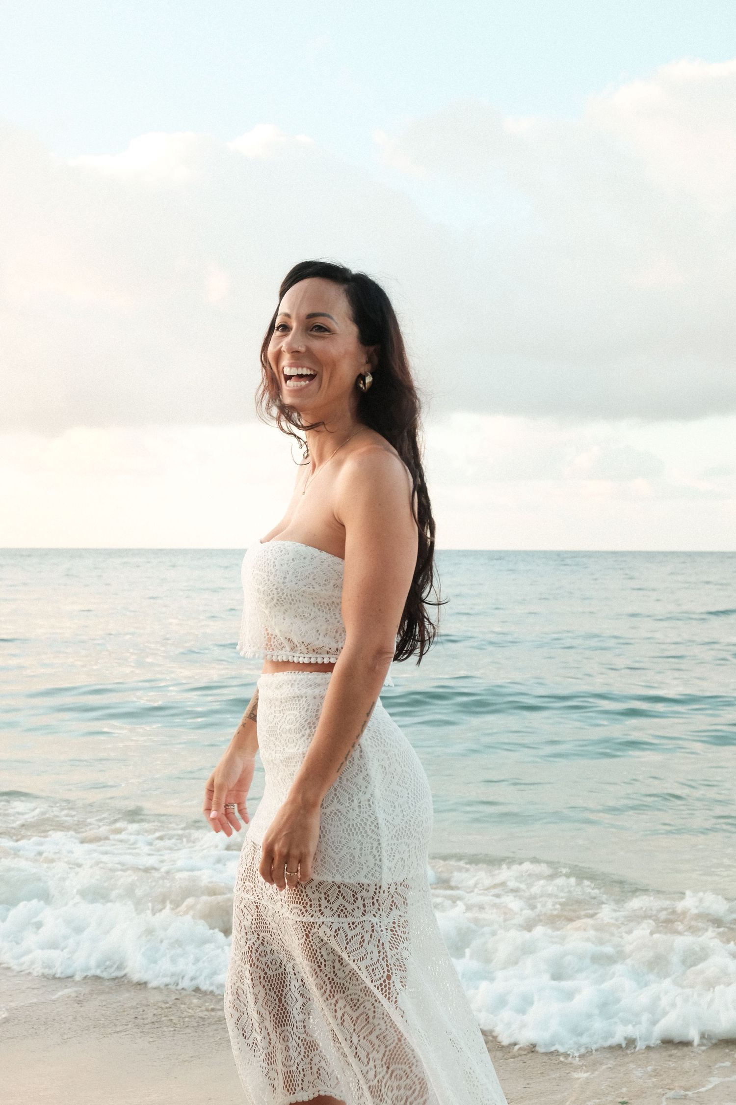 JEUNE FEMME ELEGANTE AU BORD DE LA MER DU LAGON NC NOUVELLE CALEDONIE MARIAGE SOURIRE PAR SOLENE PHOTOGRAPHIE NC NOUMEA