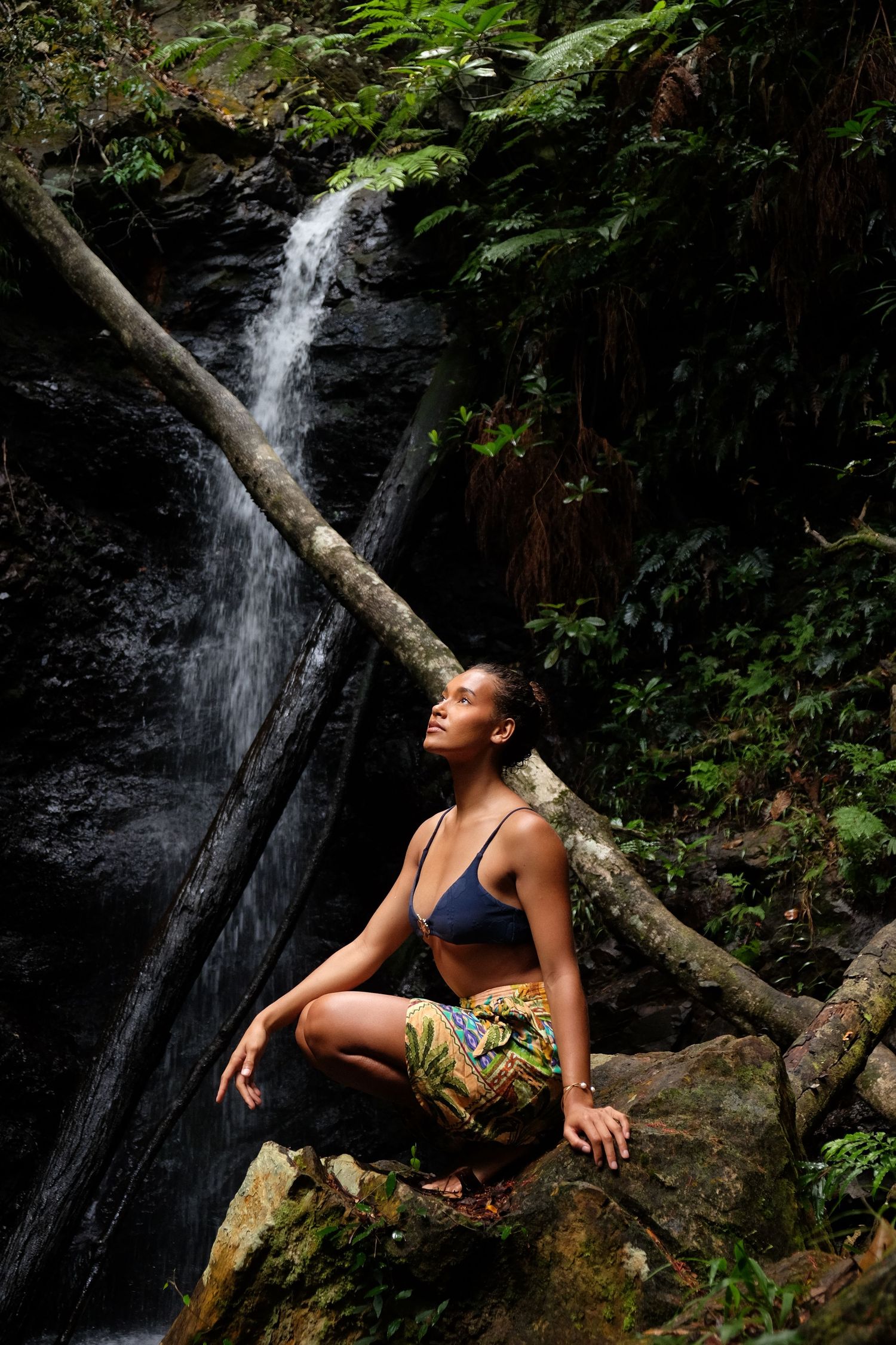 Portrait féminin sous une cascade tropicale – Juliette Collet MISS FRANCE DAUPHINE shooting portrait artistique en Nouvelle-Calédonie (NC)