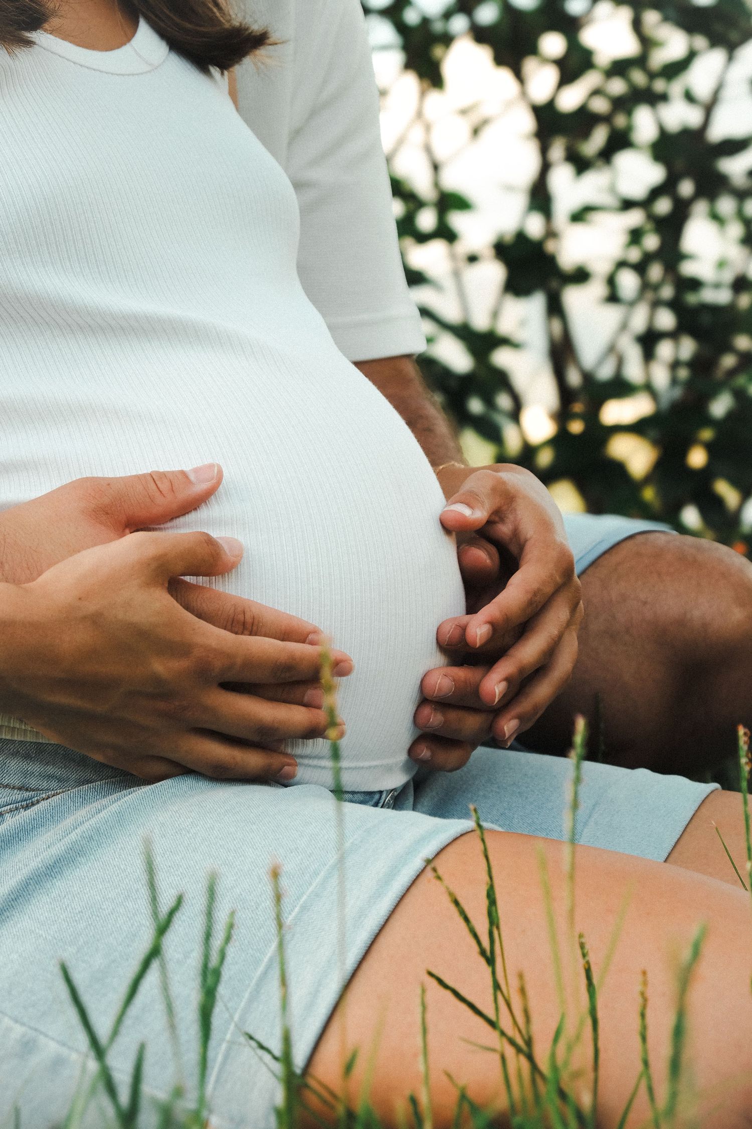 Détail ventre rond avec les mains des parents – photographe grossesse couple Nouvelle-Calédonie Solène Photographie