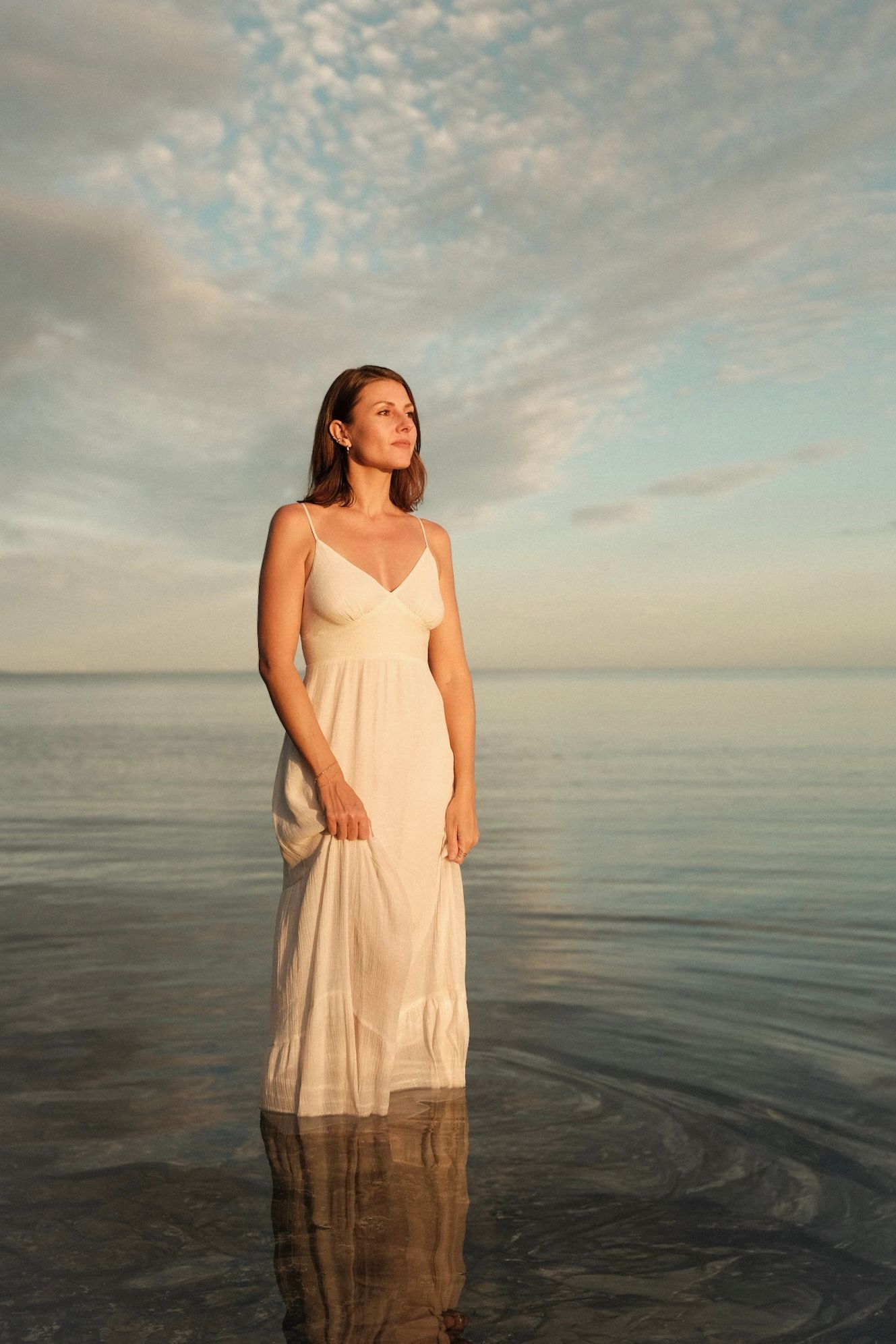 JEUNE FEMME ELEGANTE AU BORD DE LEAU CALME NOUVELLE CALEDONIE LEVER DE SOLEIL NOUMEA NC PAR SOLENE PHOTOGRAPHIE UN RAYON DE SOLEIL NC
