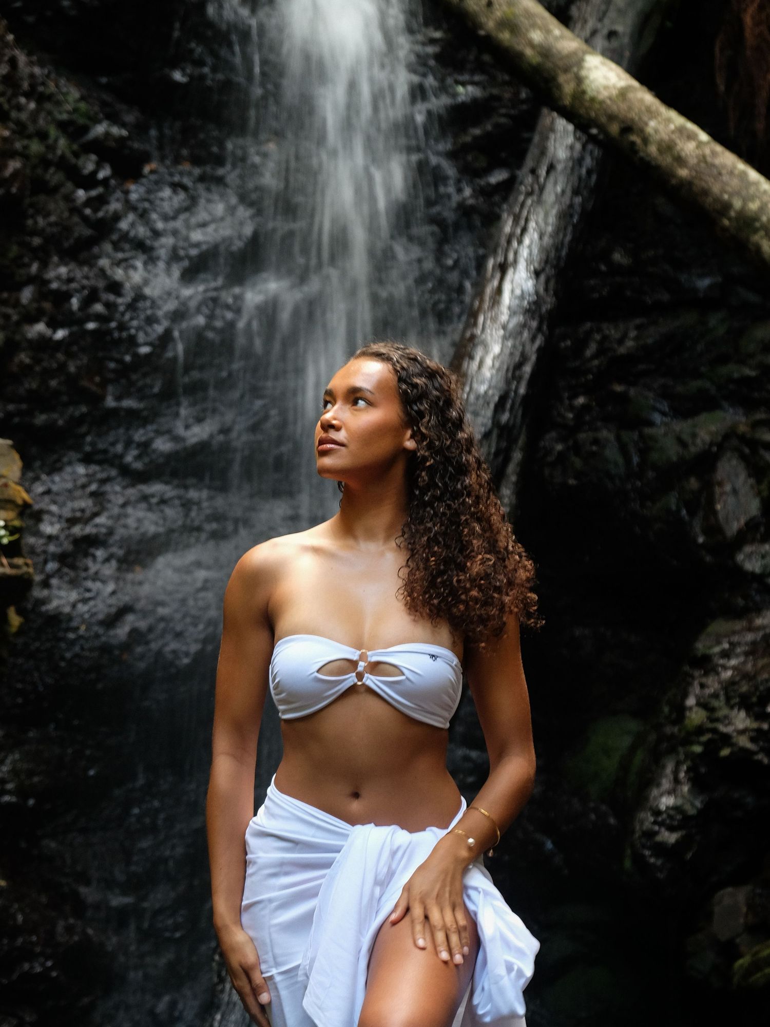 Portrait féminin sous une cascade tropicale – Juliette Collet MISS FRANCE DAUPHINE shooting portrait artistique en Nouvelle-Calédonie (NC)