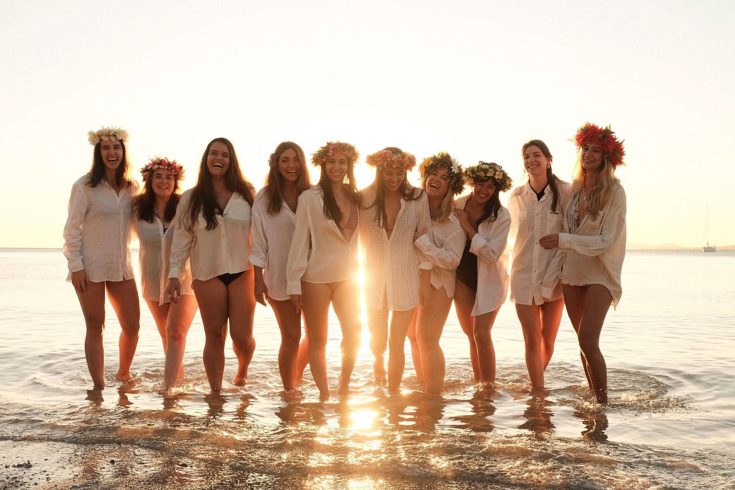EVJF bohème en bord de mer avec pancarte EVJF – shooting entre copines en Nouvelle-Calédonie par Solène Photographie NC UN RAYON DE SOLENE