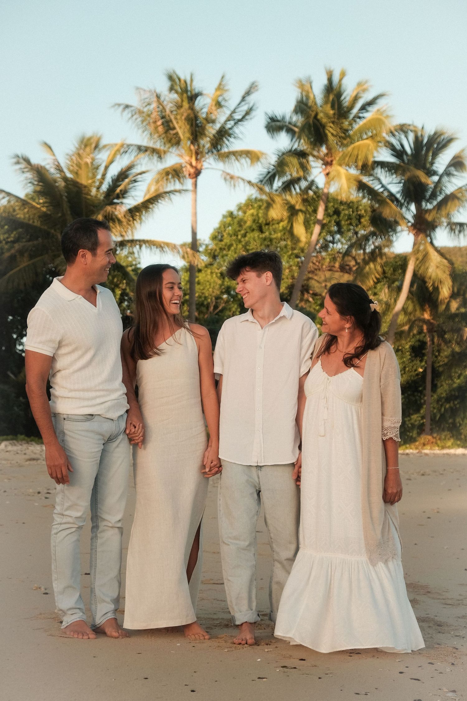 famille au coucher de soleil en nouvelle caledonie shooting par solene photographie un rayon de solene nc noumea