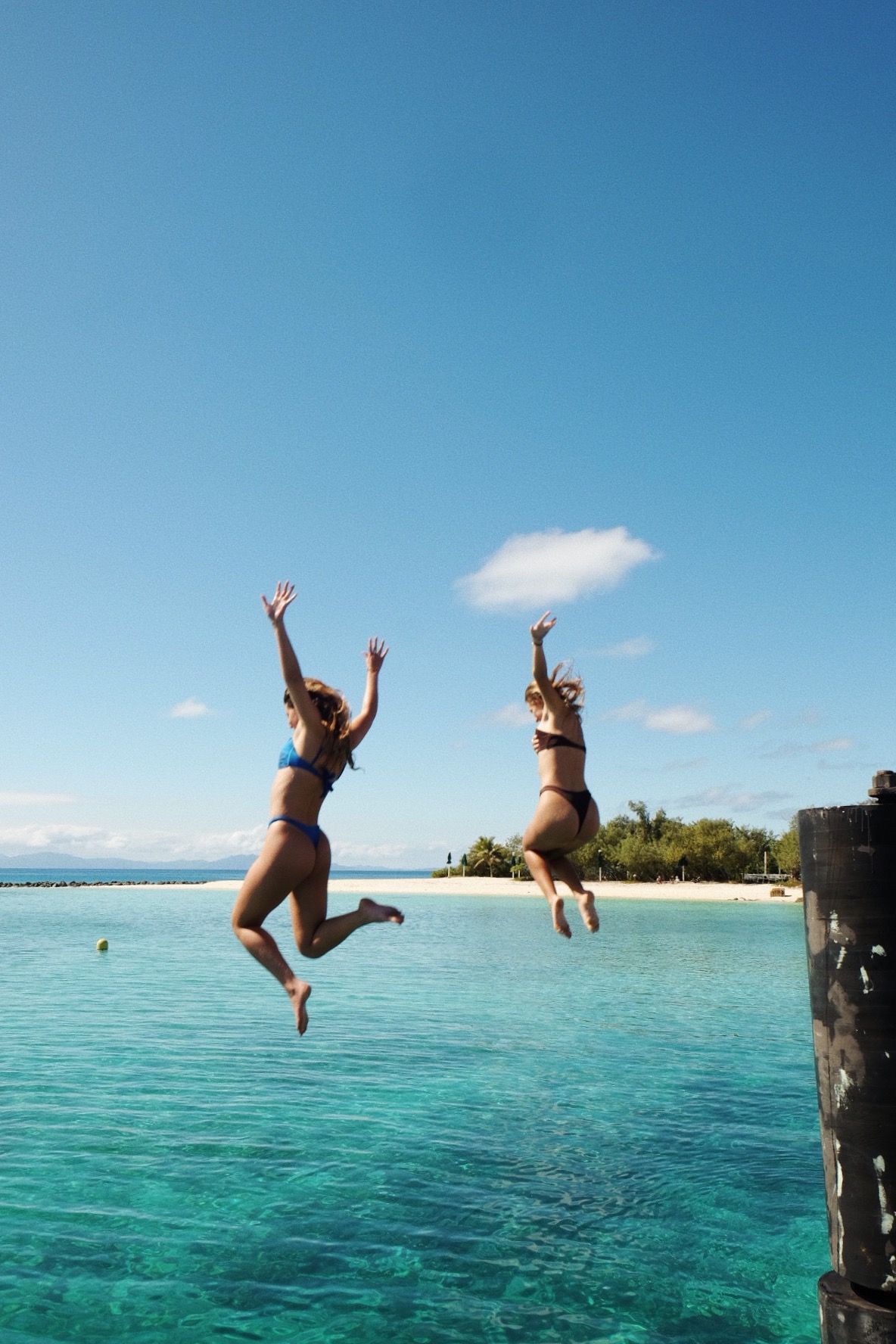 photo de plongeon de deux femmes dans la mer, le lagon calédonien pris par solene photographie nouvelle calédonie NC